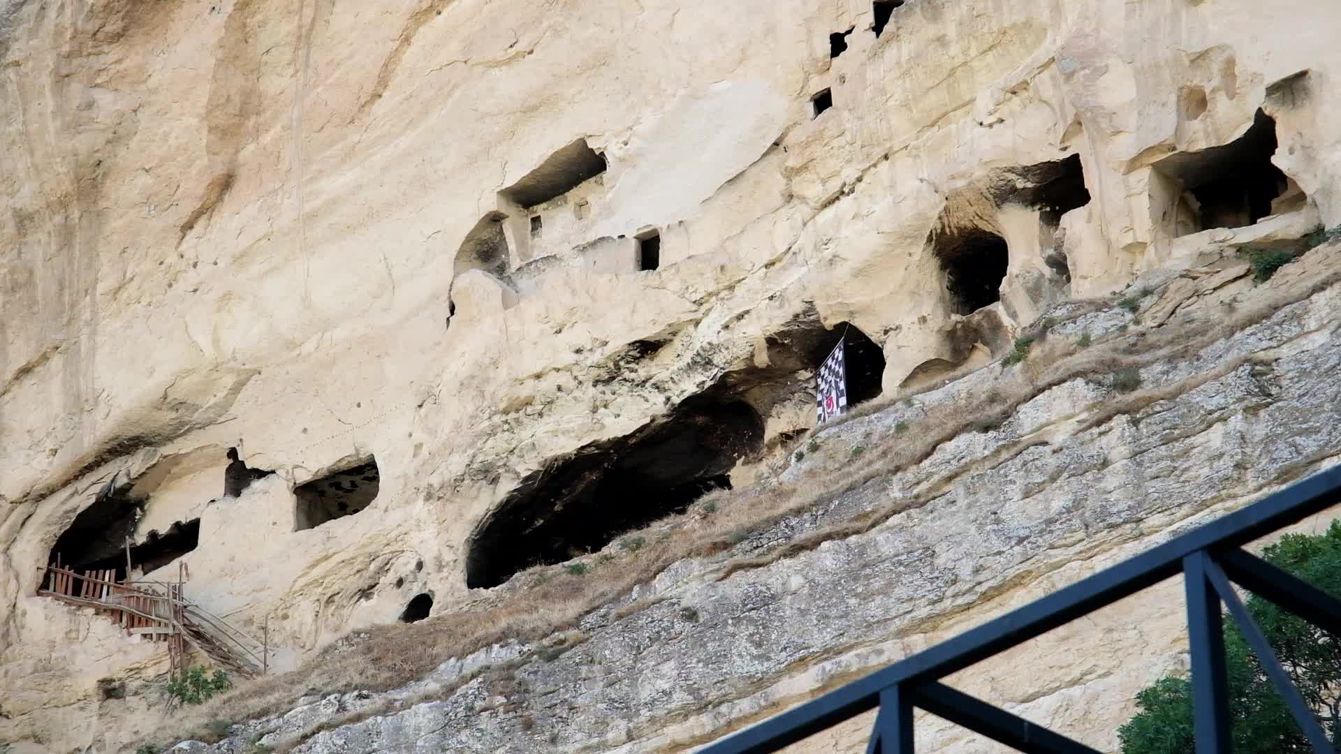 Tunceli'deki "İn Delikleri" kaderine terk edilmiş halde