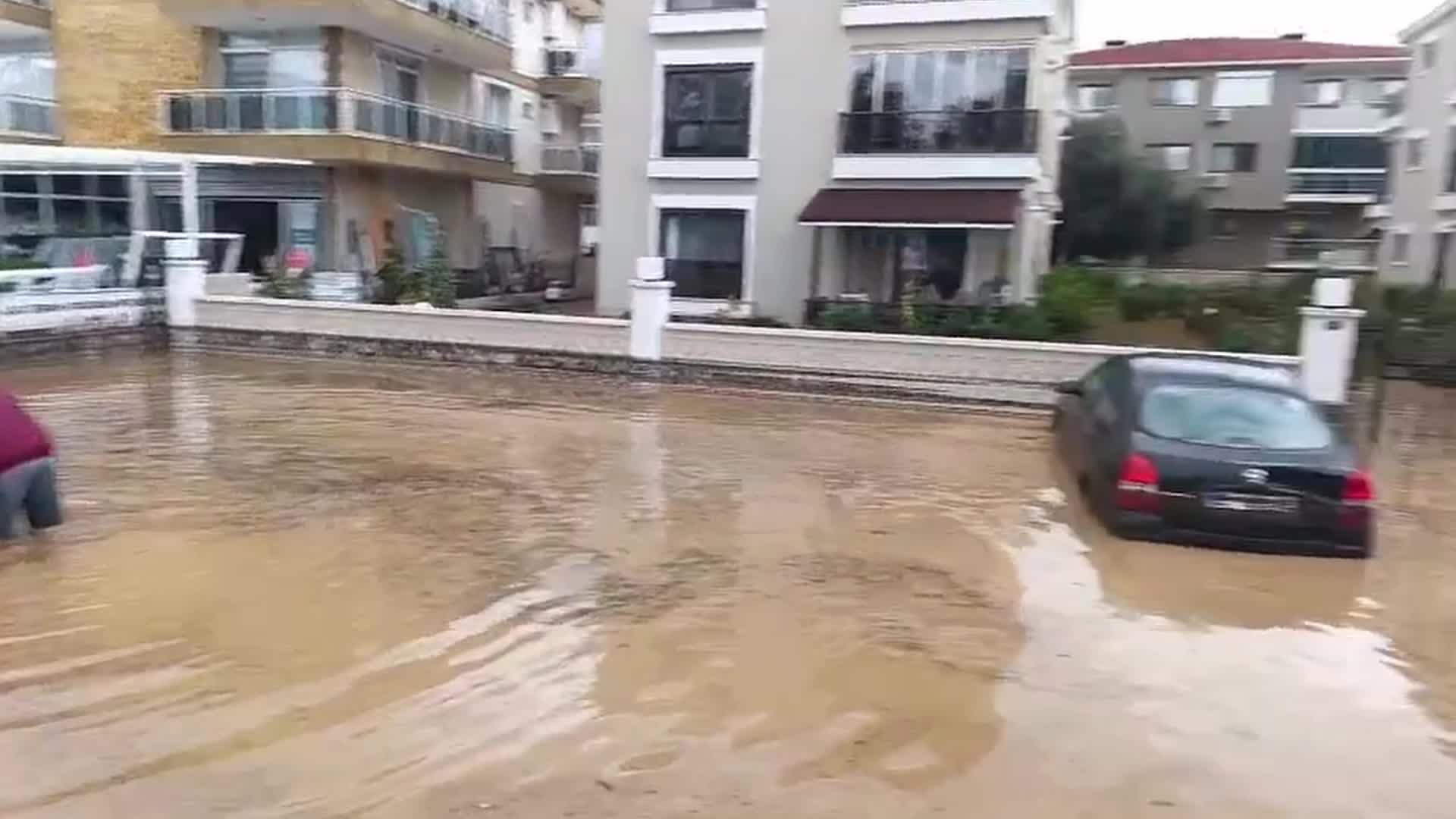 Foça’da 1,5 saatte metrekareye 144 kilo yağış düştü...  İzmir Valiliği: Sele özel aracıyla kapılan bir vatandaşımızın aracına ulaşılmış, araç içerisinde olmadığı tespit edilmiştir