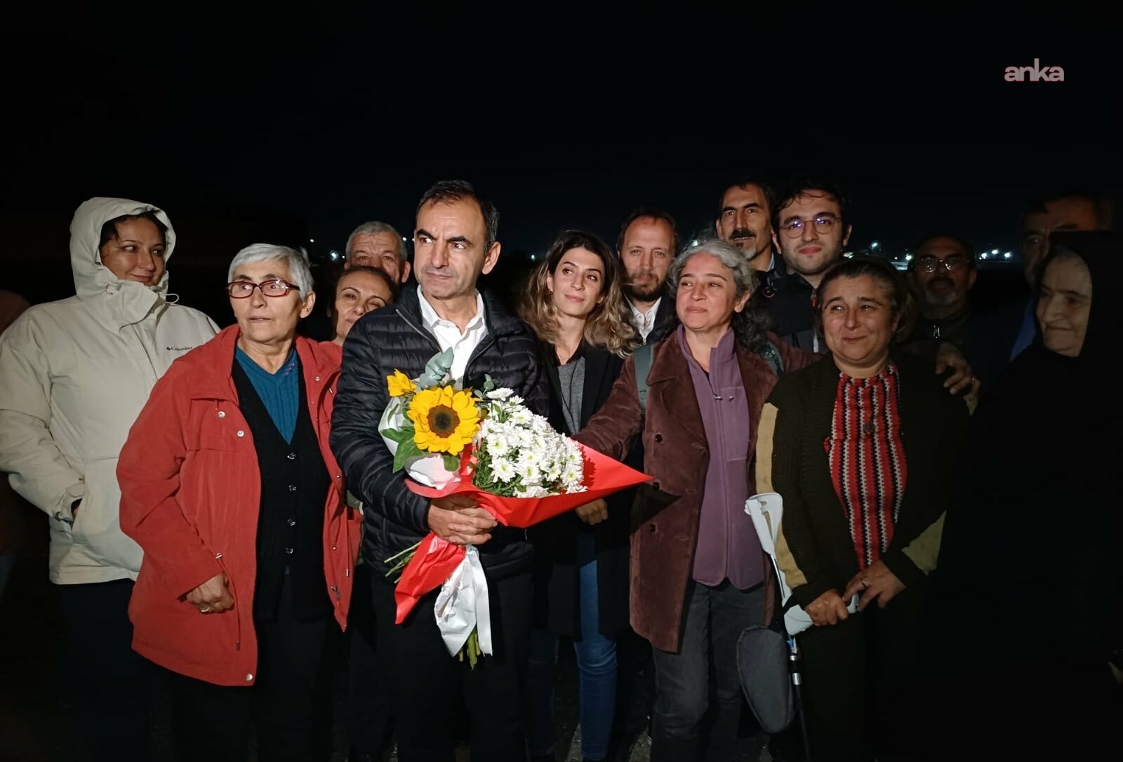 Gazeteci Ercüment Akdeniz Silivri Cezaevi önünde çiçeklerle karşılandı