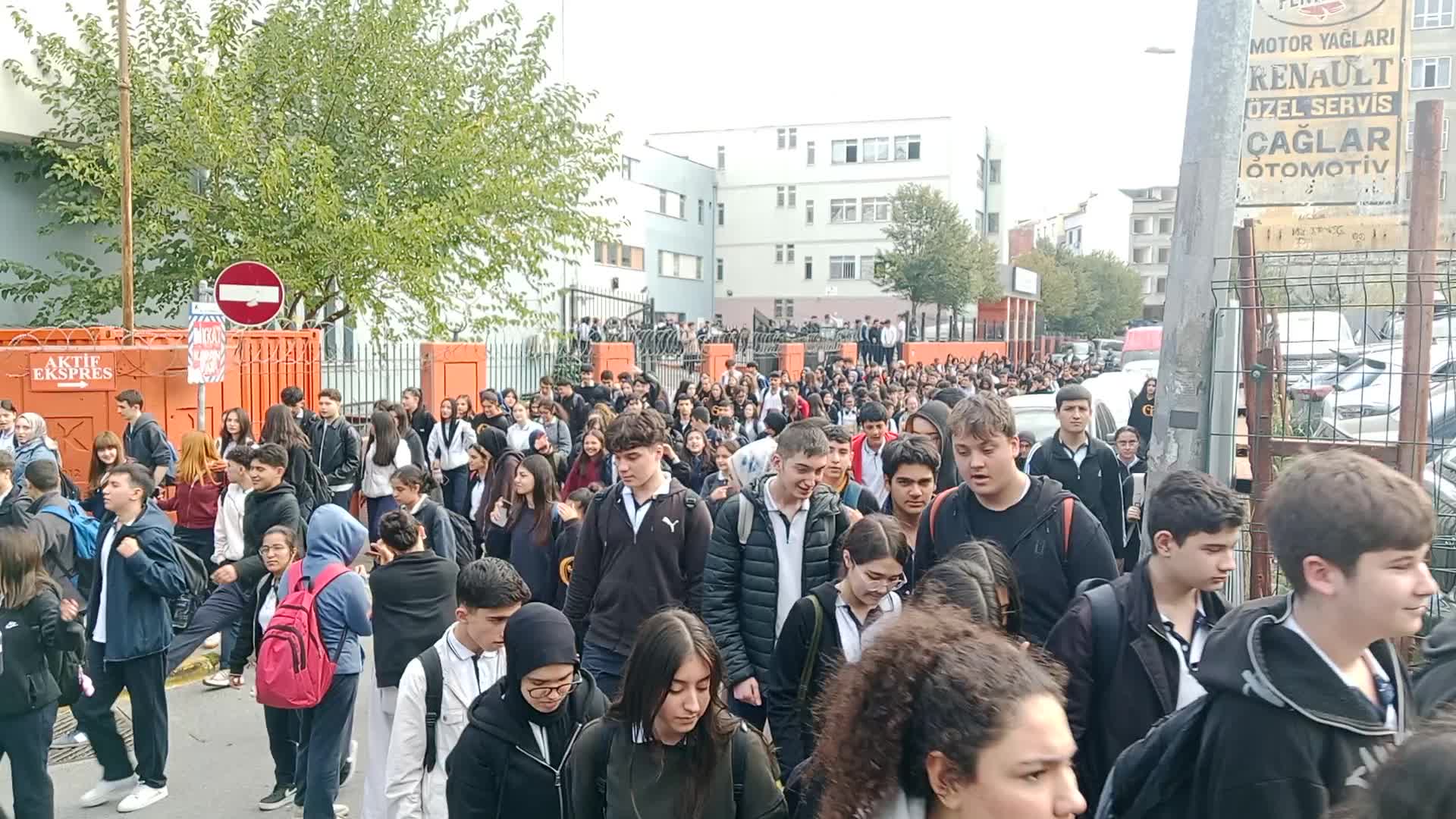 İstanbul’da sağanak yağış ve fırtına beklentisi nedeniyle okullarda eğitim erken sonlandırıldı