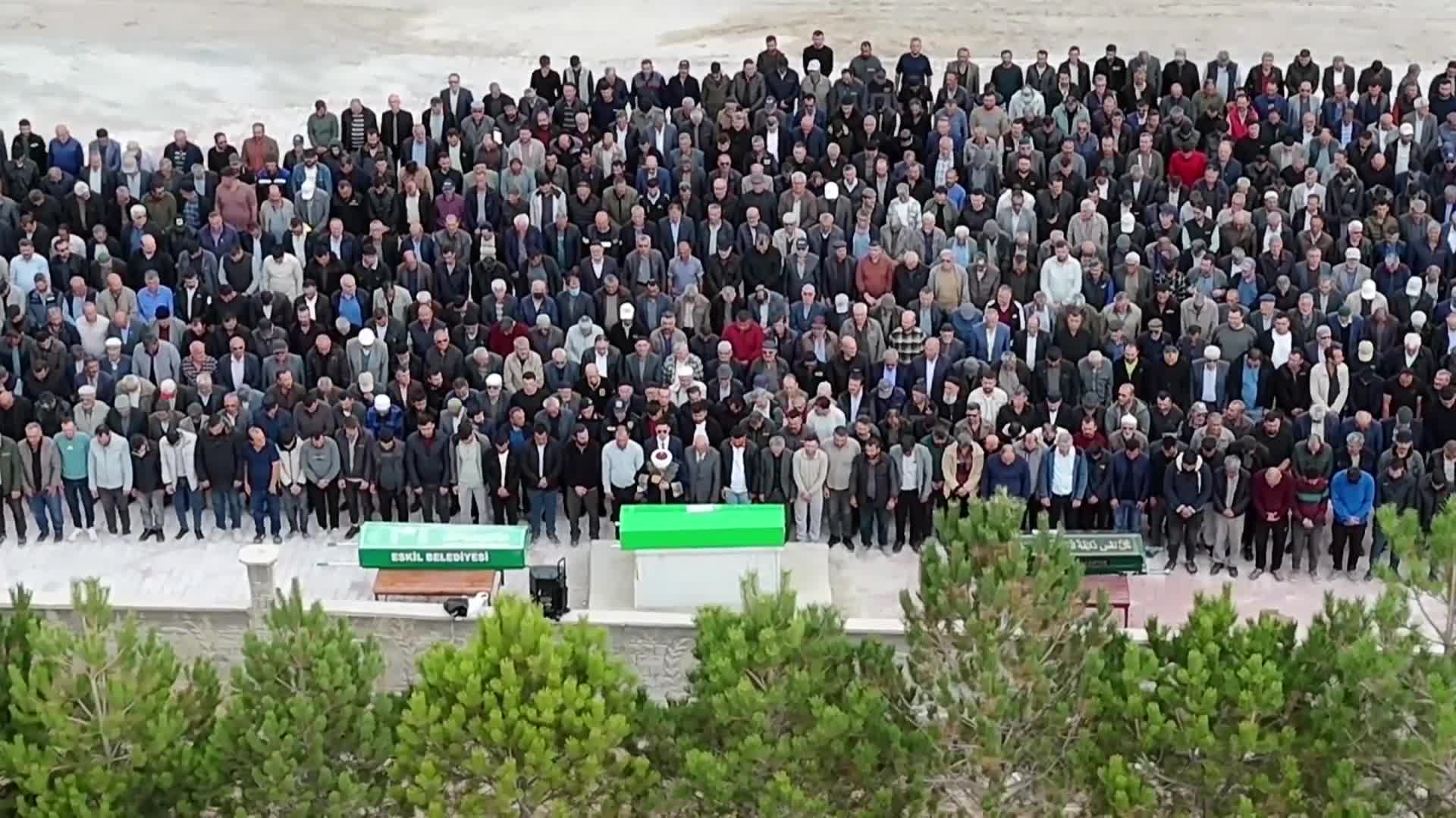 Aksaray'da trafik kazası sonucu hayatını kaybeden üç kardeş, son yolculuklarına uğurlandı