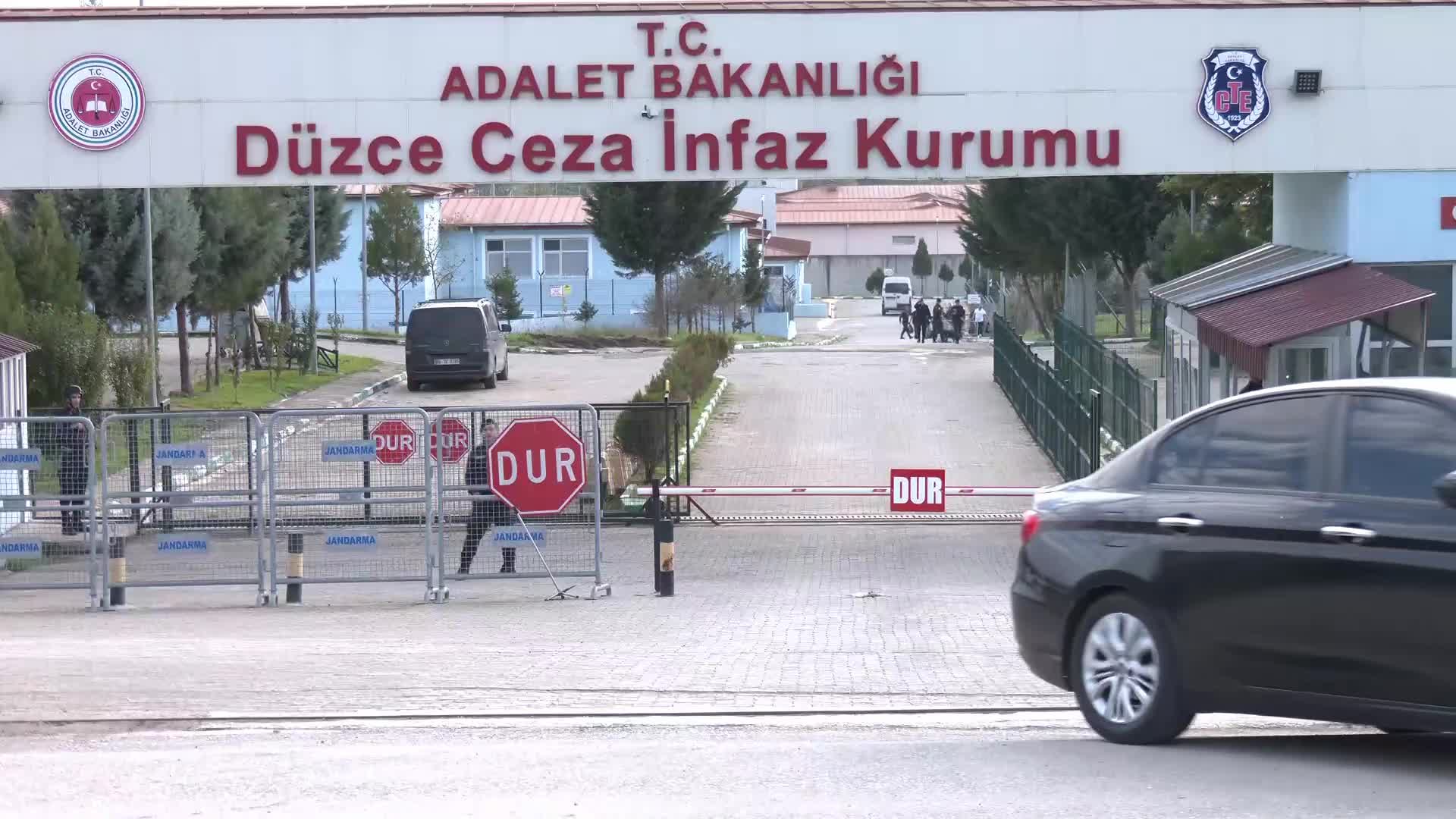 Özgür Özel, tutuklu Medya A.Ş. Genel Müdürü Pınar Türker’i cezaevinde ziyaret etti