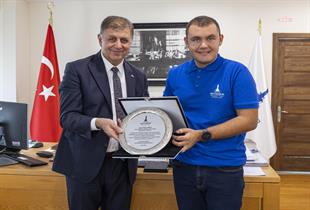 Tarihi başarılara imza atan Tuna, İzmir Büyükşehir Belediye Başkanı Tugay’la buluştu