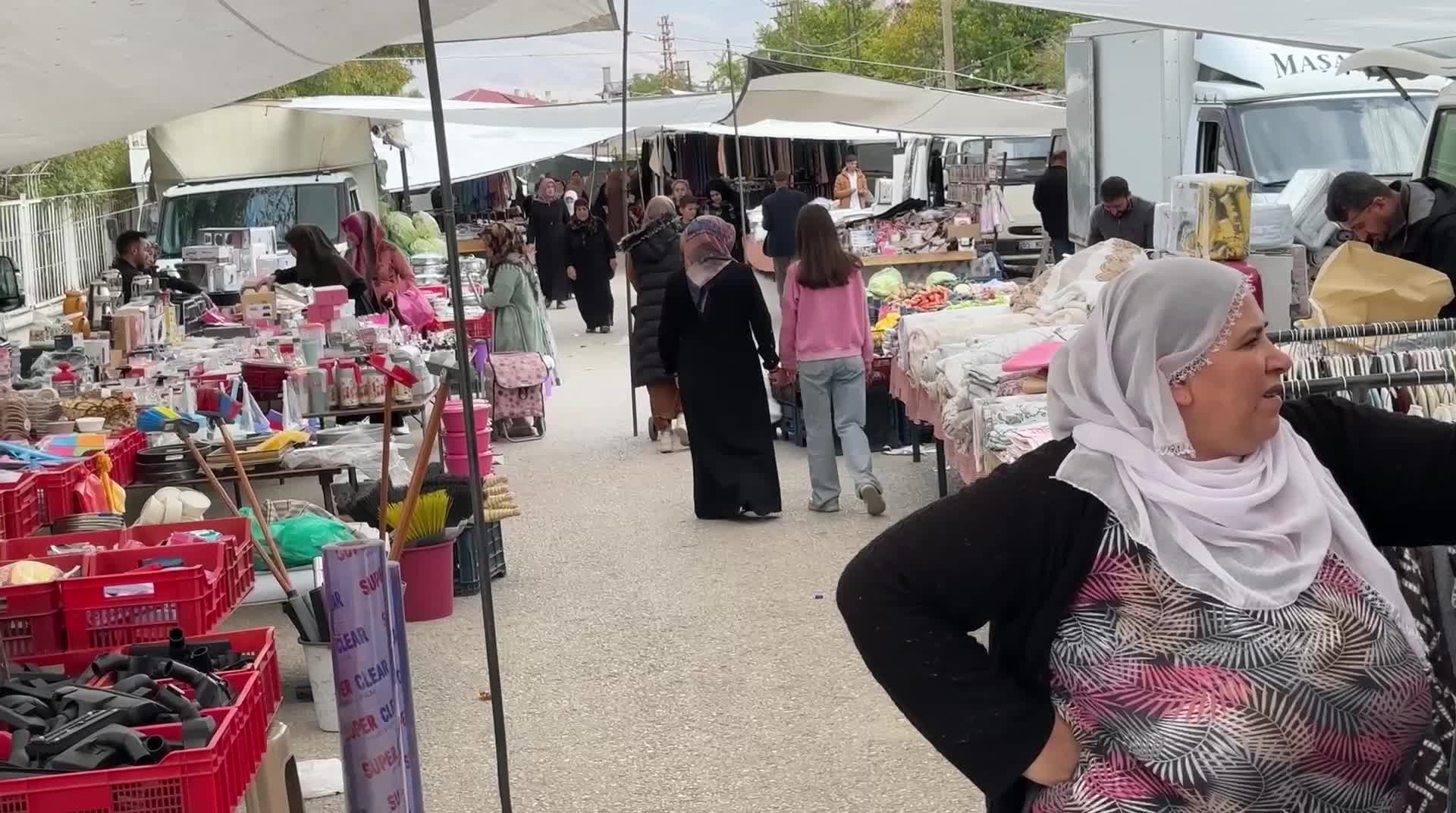 Pazarcı esnafı da vatandaş da dertli... "Bir turp bir roka aldım. Alamadığım onlarca ürün kaldı"