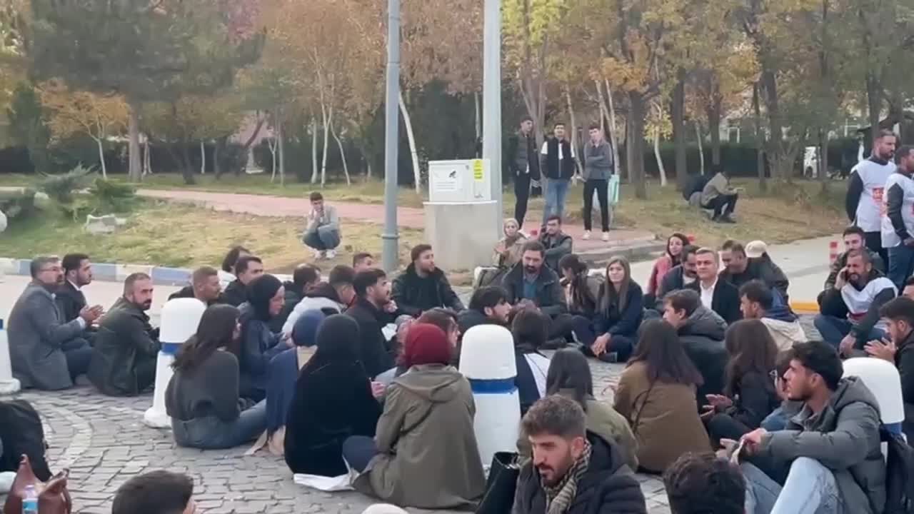 Van Yüzüncü Yıl Üniversitesi'nde Rojin Kabaiş eylemi 12. gününde...Basın örgütlerinden erişim engeline protesto: "Biz Rojin'in sesi olmaya devam edeceğiz"