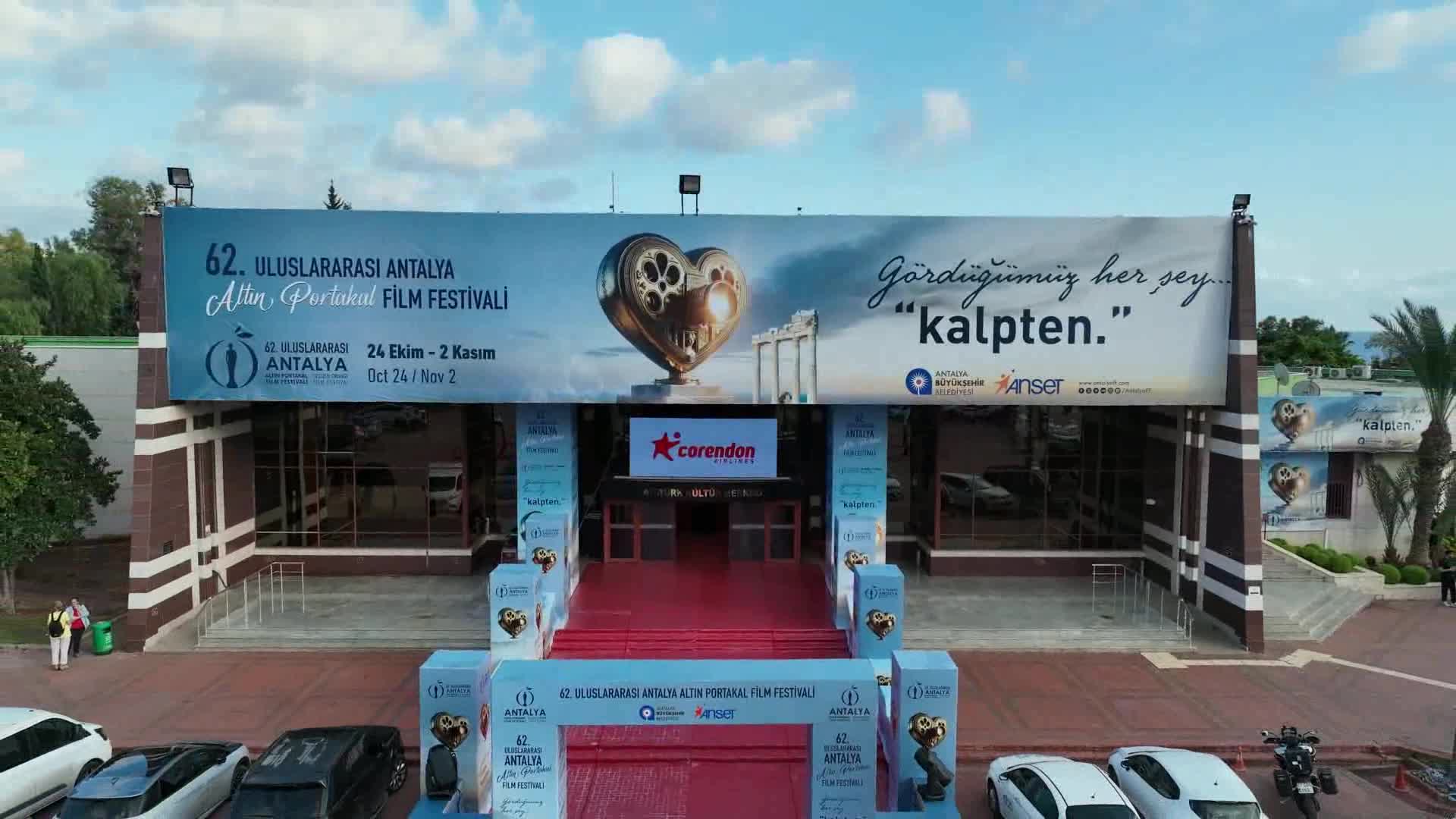 Antalya Altın Portakal Film Festivali, "Gelin Takımı 2" galasıyla başladı
