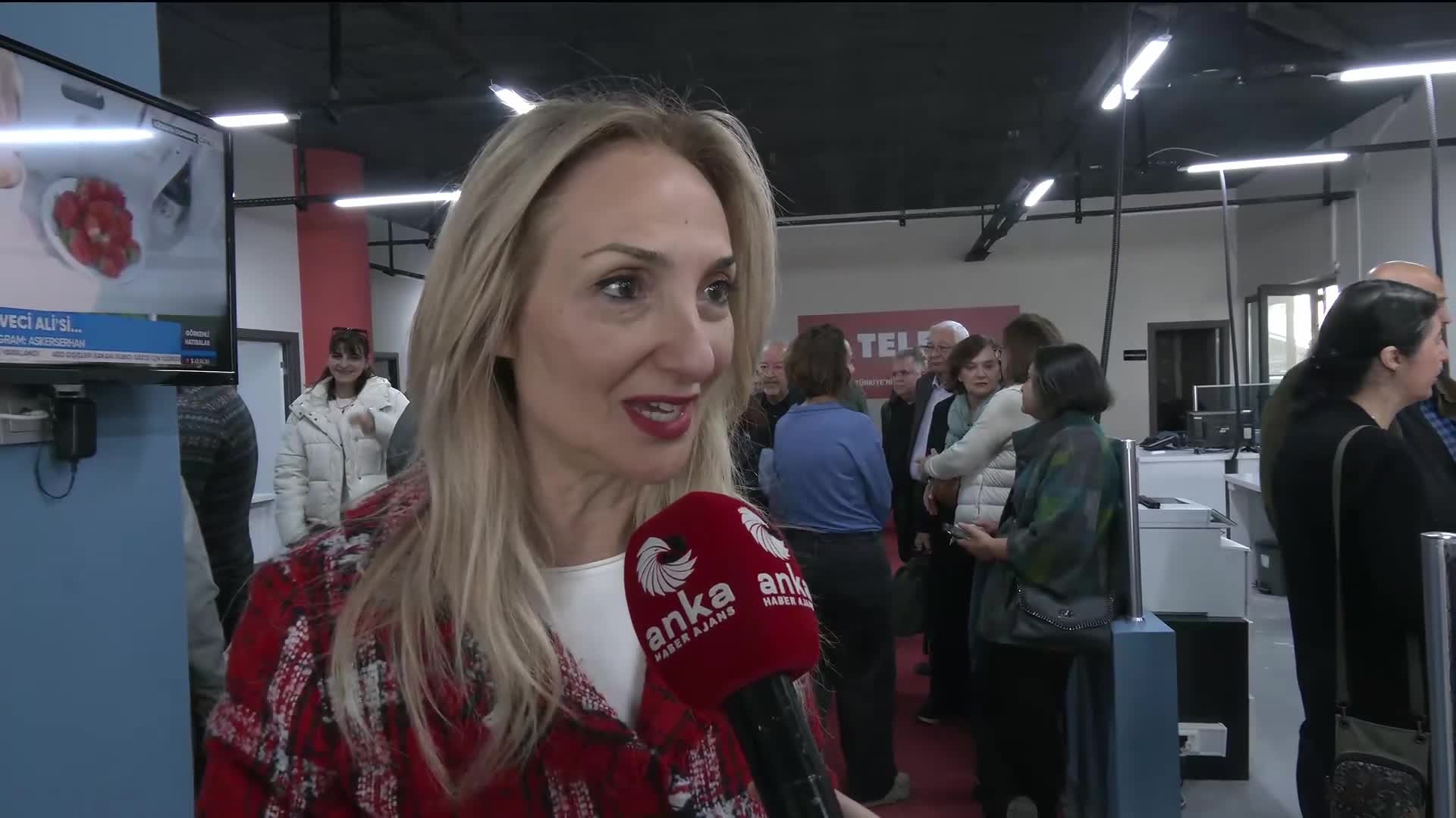 Aylin Nazlıaka'dan TELE 1'e destek ziyareti: "Merdan Yanardağ ile casusluk kelimesi asla ve asla yan yana anılamaz"