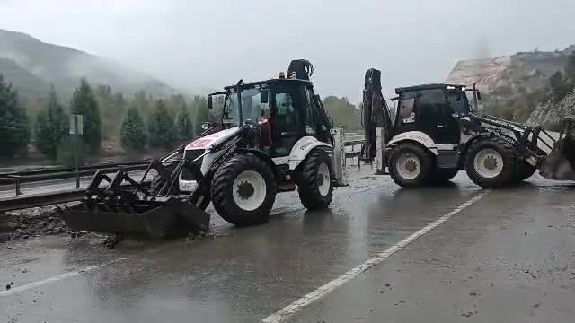 Bilecik’te şiddetli yağış karayolunu kapattı