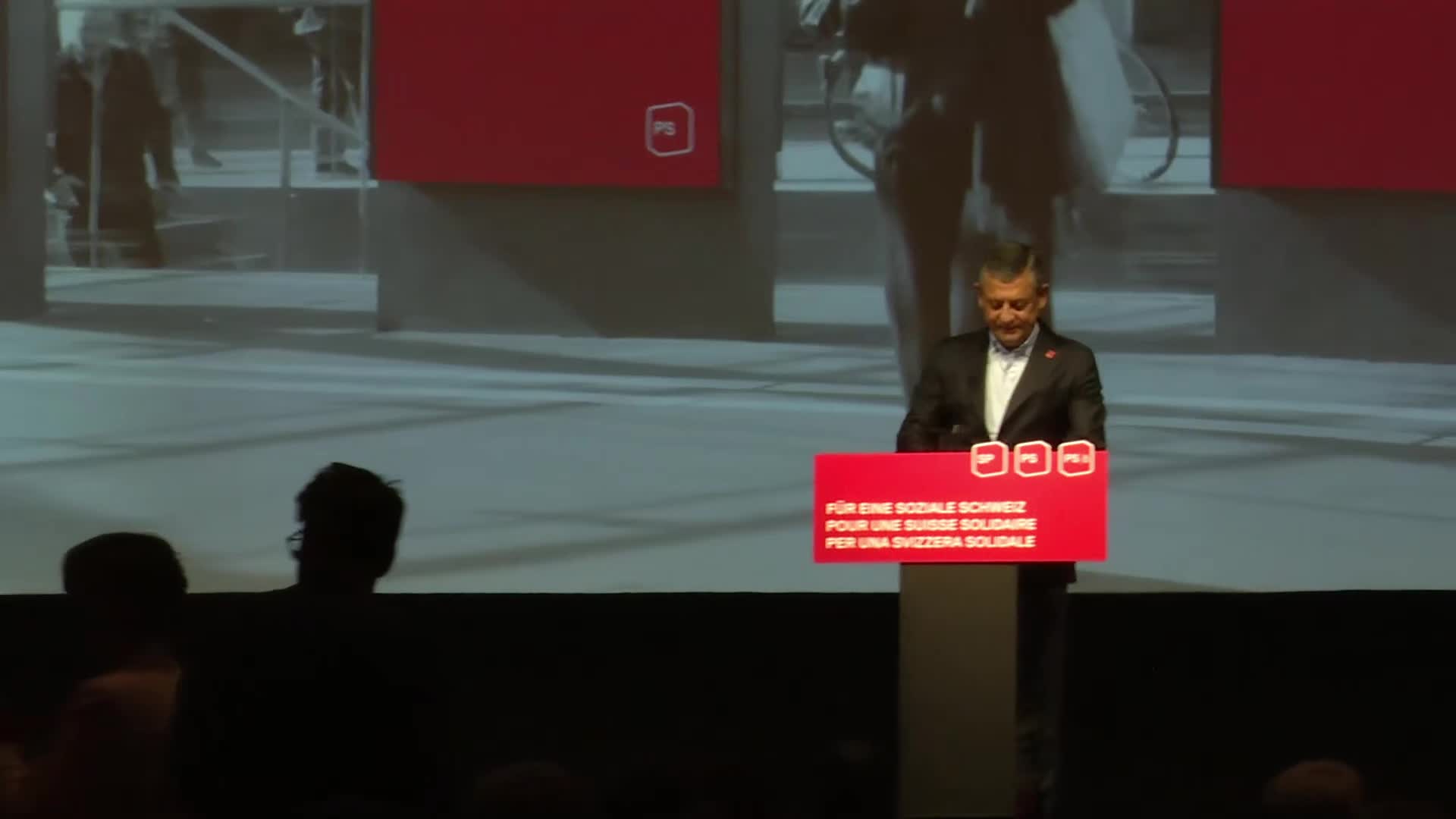 Özgür Özel, İsviçre’de SP kongresinde konuştu: “Türkiye’de ‘hem güvenlik hem demokrasi’ diyen CHP iktidarı iş başına gelecektir”