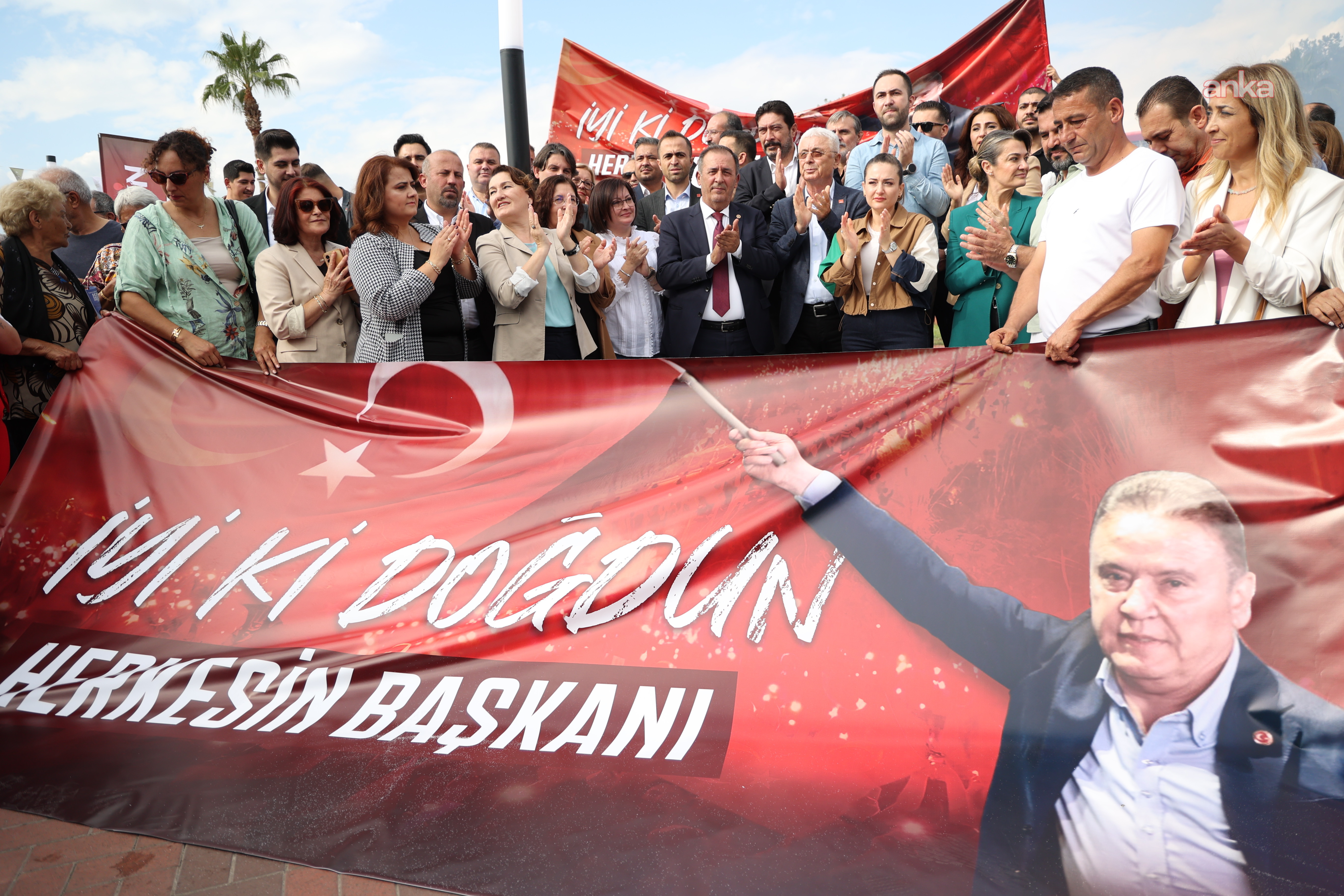 Antalya’da Muhittin Böcek’in doğum günü barış güvercinleriyle kutlandı
