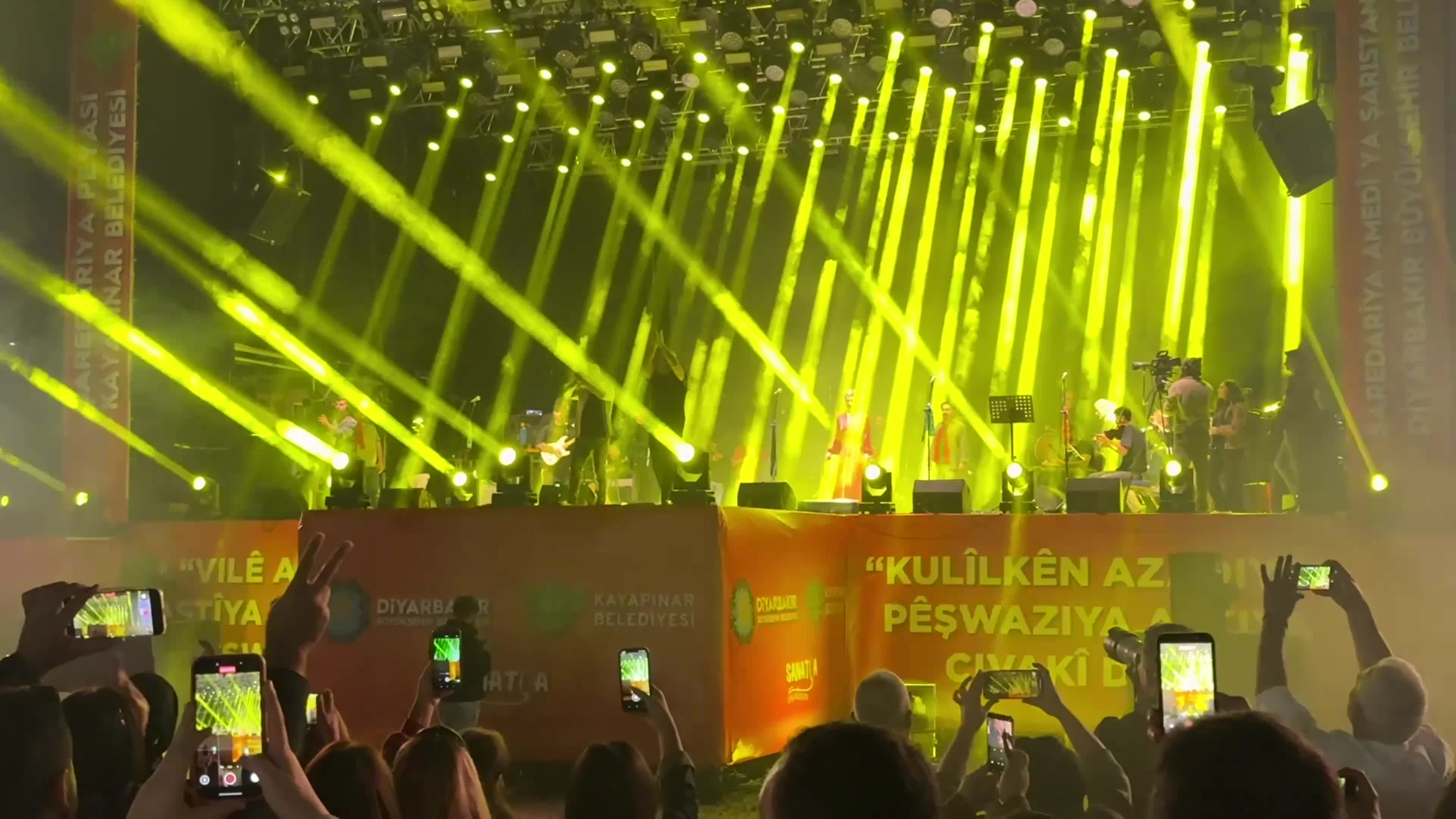 Seslendirdikleri şarkılarda 'terör örgütü propagandası' yapmaktan yargılanan Kürtçe müzik grubu “Koma Amed”, 30 yıl aradan sonra Diyarbakır’da konser verdi