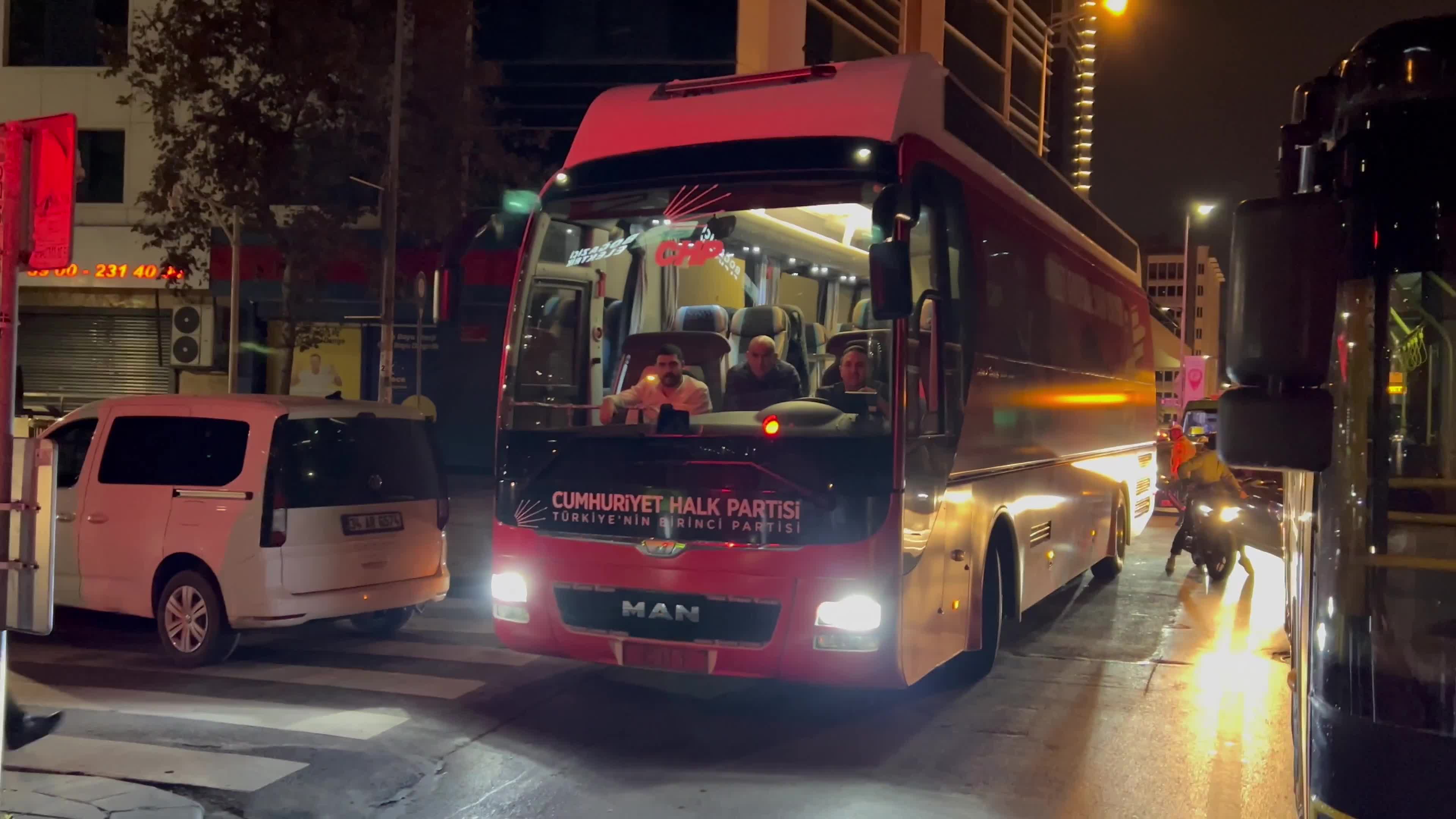 Ankara'dan İstanbul Çağlayan Adliyesi'ne giden CHP otobüsünün önü polisler tarafından kesildi