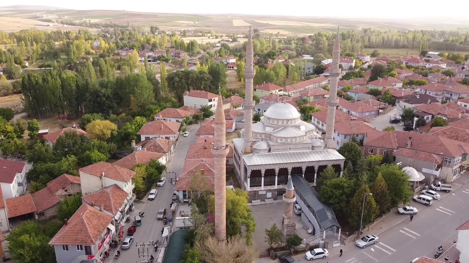 Yozgat’ta, farklı dönemlerde inşa edilen 4 minaresi bulunan yaklaşık 5,5 asırlık cami görenlerin ilgisini çekiyor