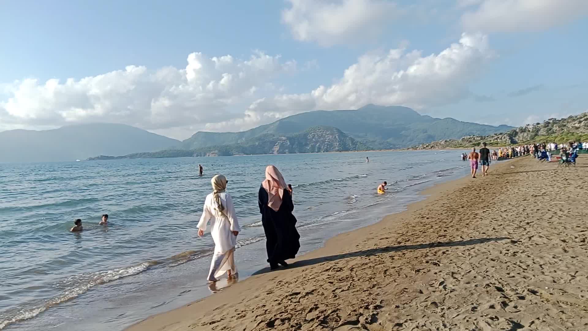 Muğla’da yaz bitmedi… Tatilciler ekim sonunda da denizin keyfini çıkardı