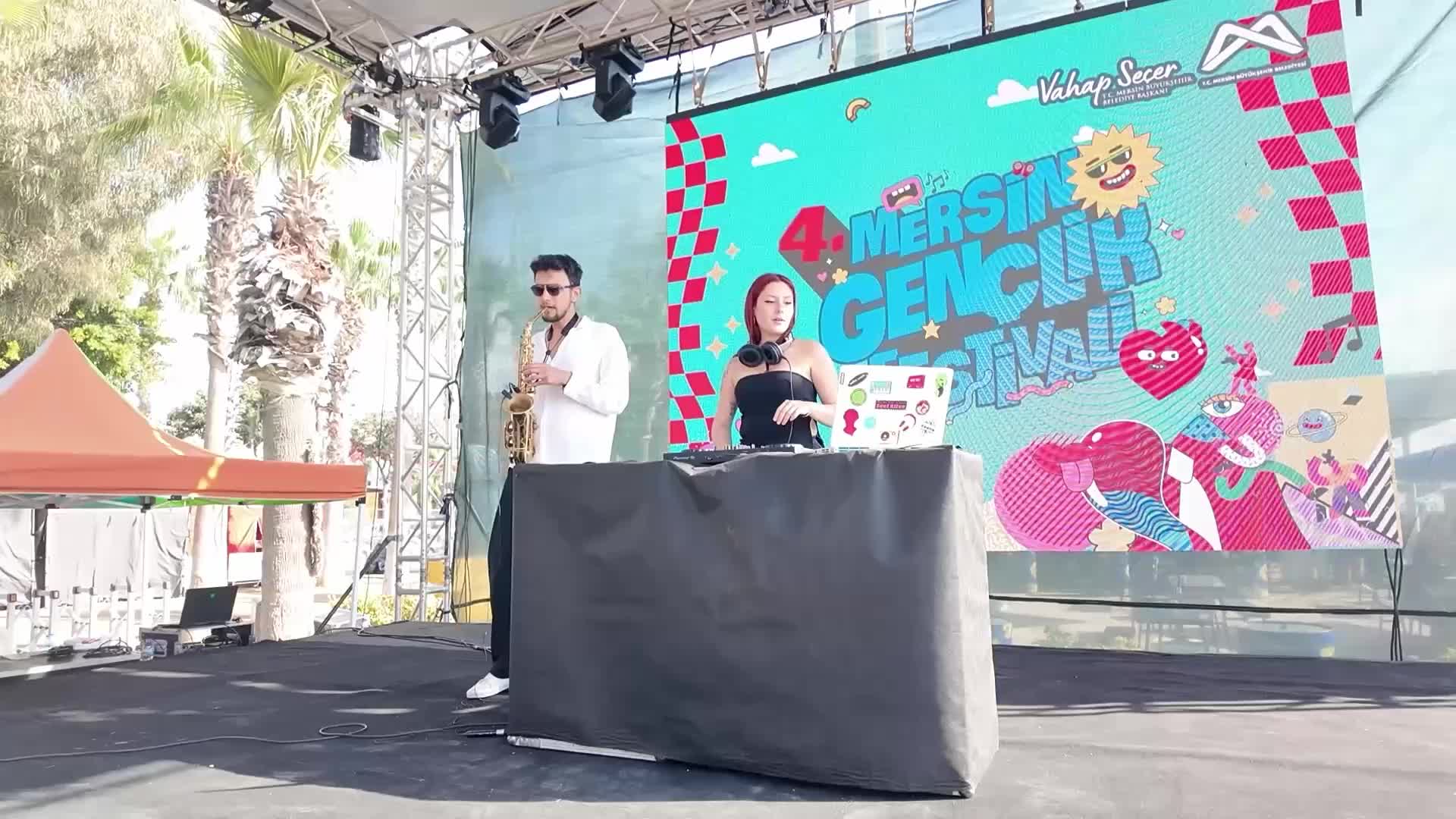 4. Mersin Gençlik Festivali'nde Teoman rüzgarı esti