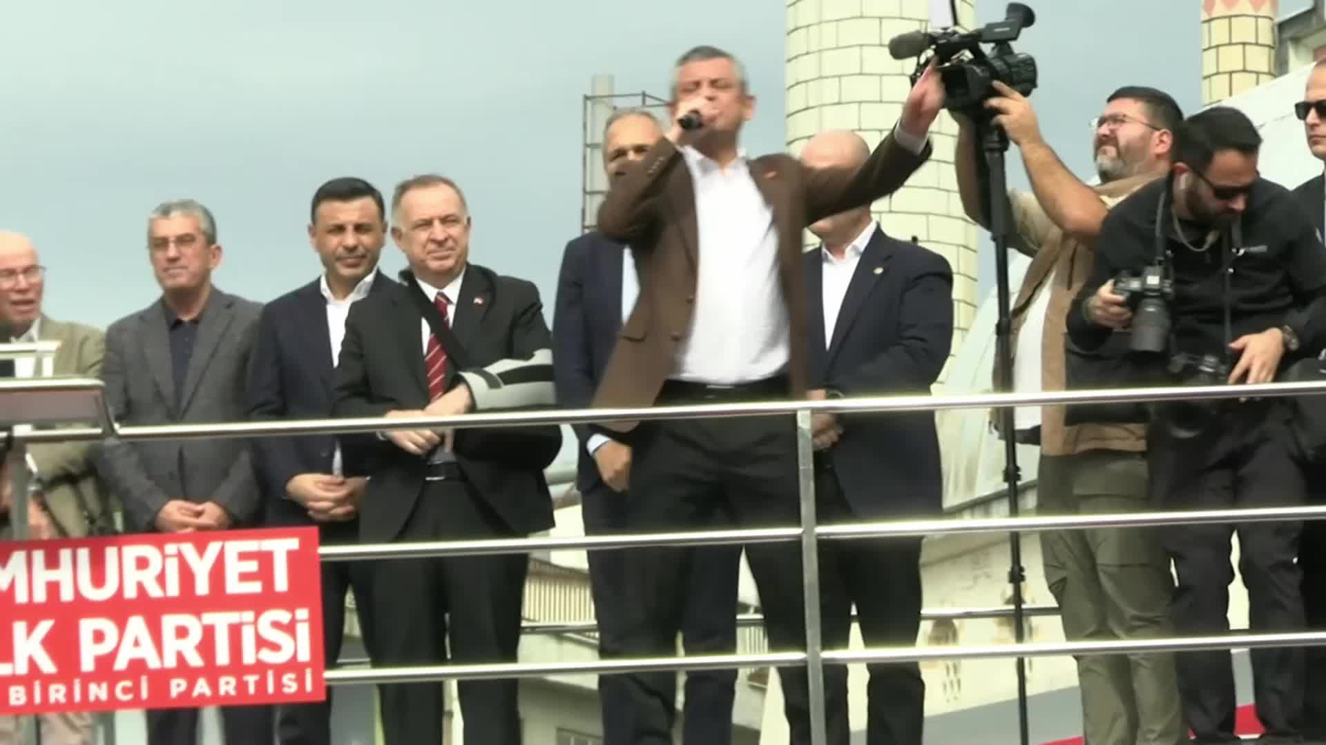 Özgür Özel, İstanbul Adliyesi'nde... Özgür Özel: Bu meydana ‘aferin’ demeyin, bu meydana gelin, tarihe geçin
