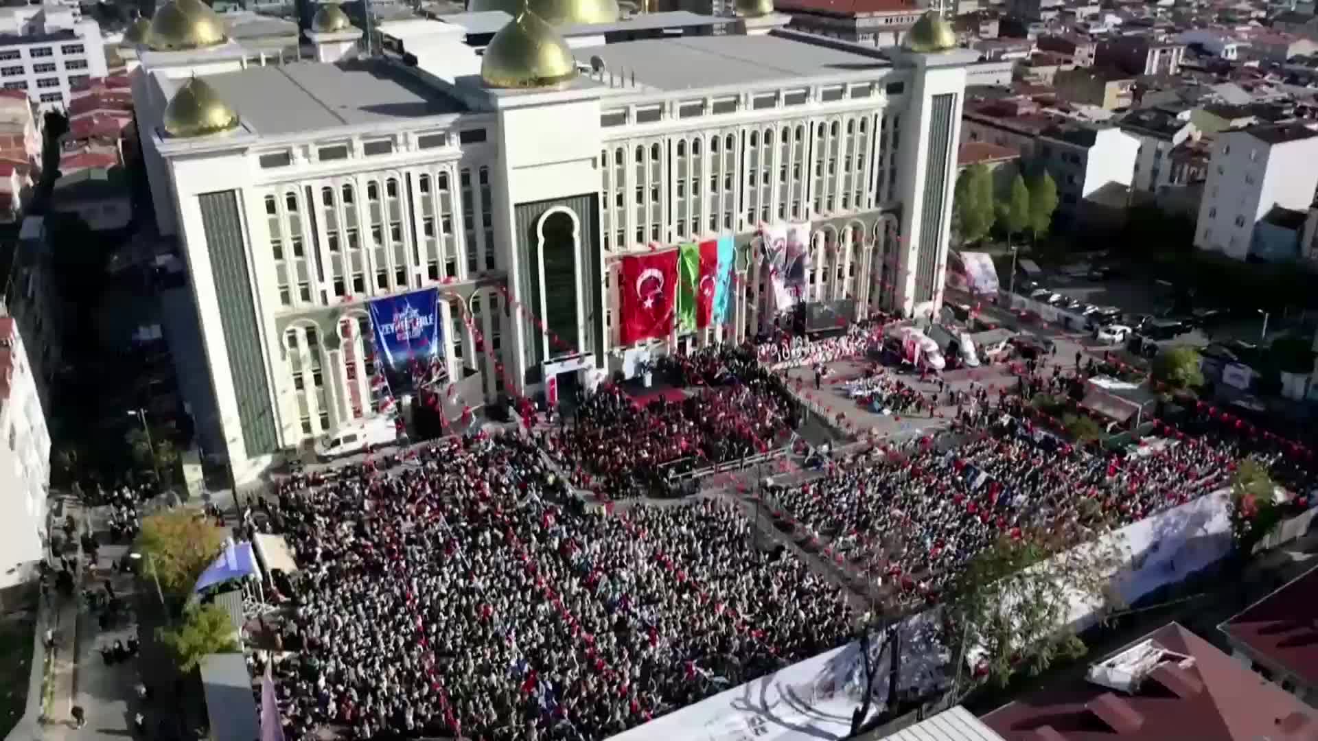 Özgür Özel: Kimsenin kendisini inancından ve kimliğinden ötürü dışlanmış hissetmediği, herkesin eşit hissettiği bir ülke düşünüyoruz