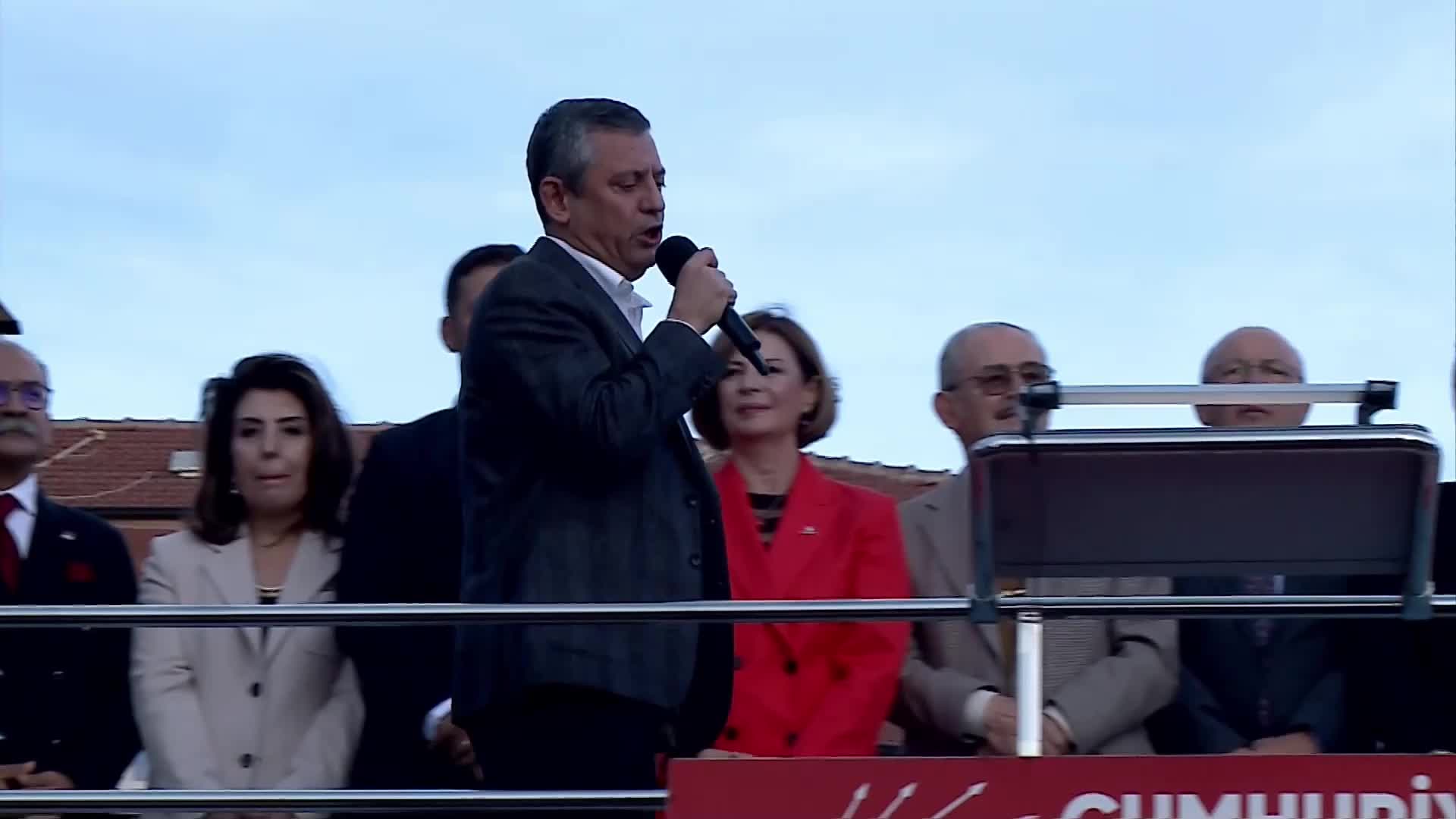 Eskişehir'de "Millet iradesine sahip çıkıyor" mitingi... Özgür Özel: "Erdoğan vaktiyle FETÖ ne istediyse vermişti; şimdi Trump ne istediyse veriyor"