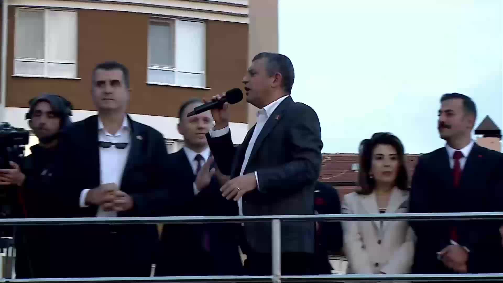 Eskişehir'de "Millet iradesine sahip çıkıyor" mitingi... Özgür Özel: "Gazi Mustafa Kemal Atatürk'ün partisinden casus çıkmaz, hain çıkmaz"