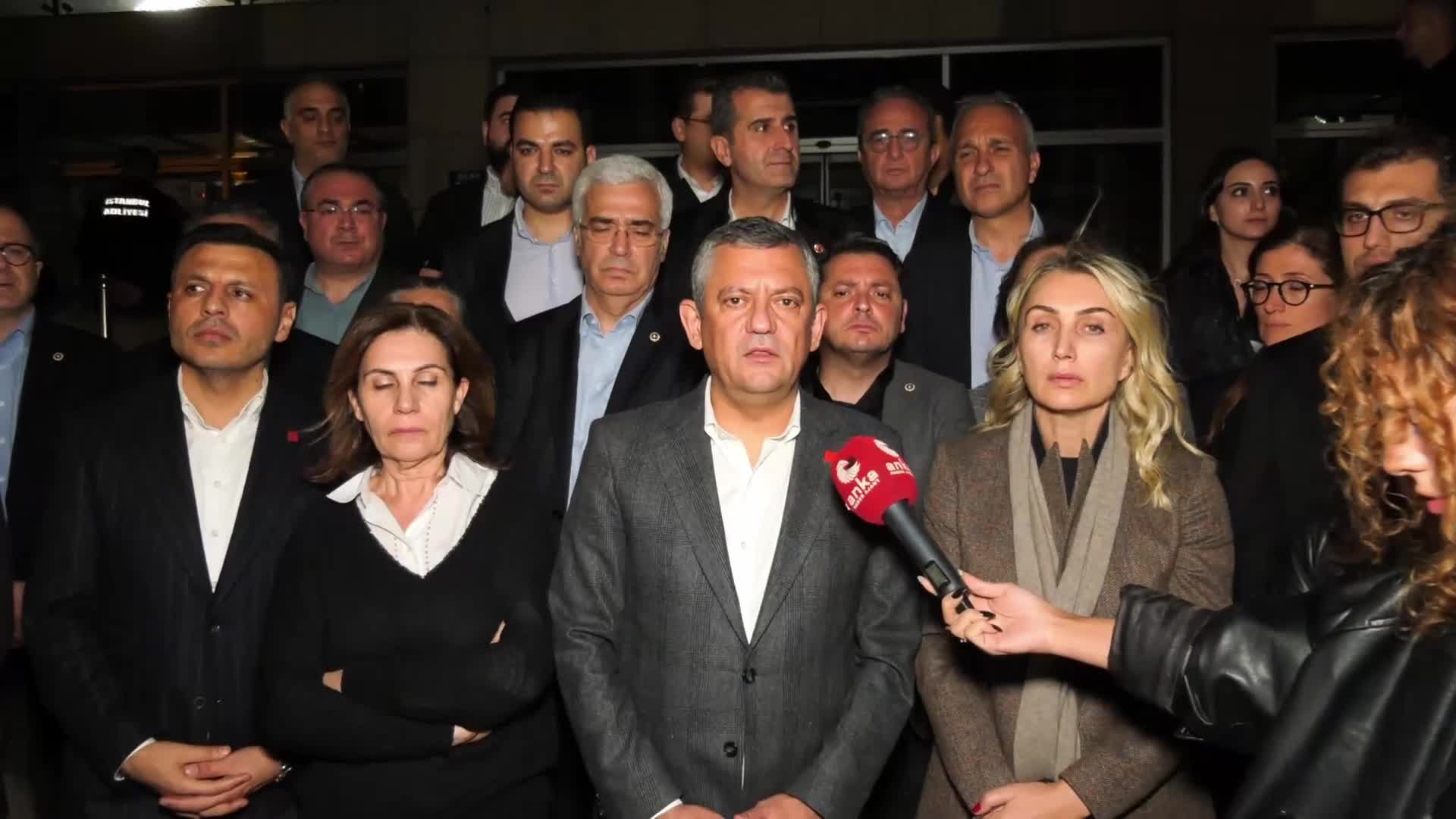 Özgür Özel'den İmamoğlu'nun "casusluk" suçlamasından tutuklanması kararına tepki: "Arkadaşlarımıza atılan hırsızlık, yolsuzluk iftiraları tutmayınca şimdi de casusluk iftirasına sarıldılar"