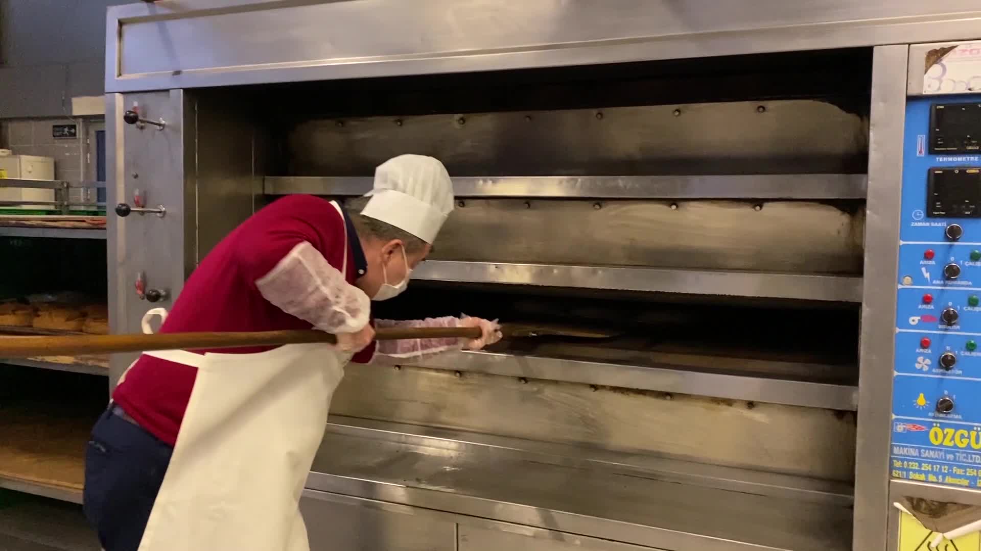 KÖYLÜYE TOHUMU DAĞITTI, MAHSÜLÜ SATIN ALDI, FIRININ BAŞINA GEÇİP EKMEK ÜRETTİ
