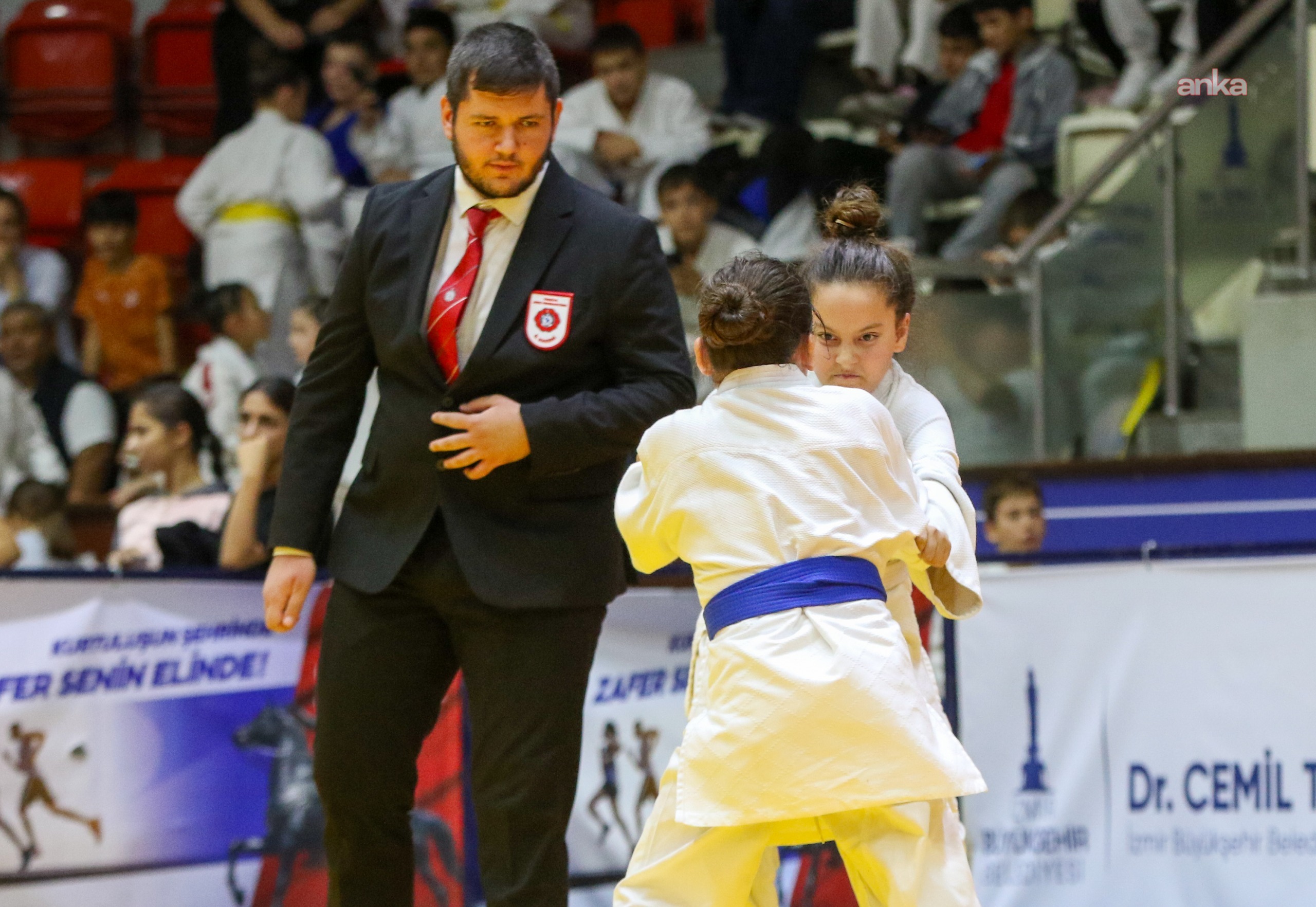 İzmir'de minik sporcular Cumhuriyet için ter döktü