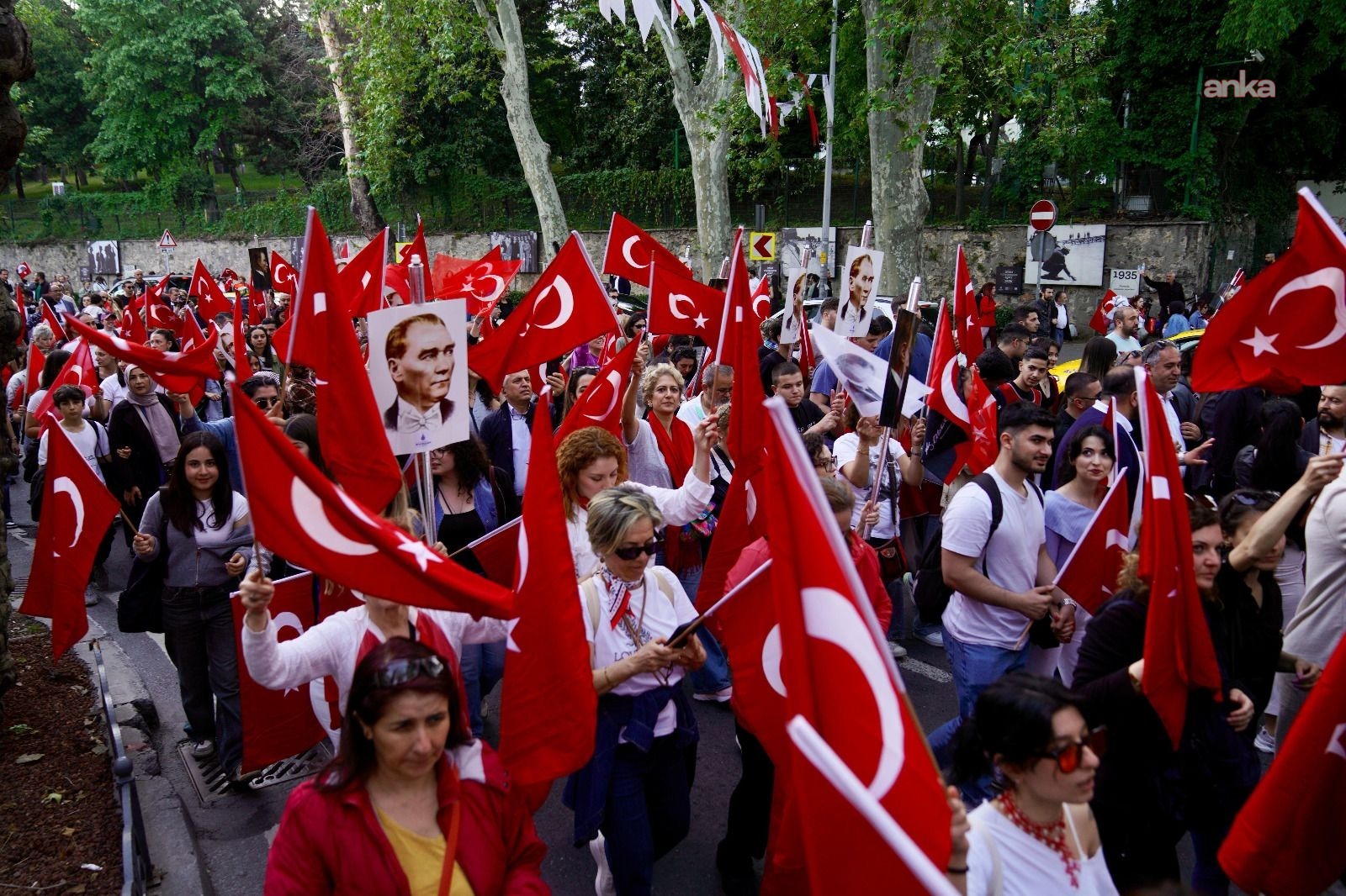 İBB, 29 Ekim Cumhuriyet Bayramını İstanbul'un birçok noktasında ücretsiz etkinliklerle kutlayacak... Bayram günü İstanbulkart entegrasyonuna dahil tüm toplu ulaşım araçları ücretsiz olacak