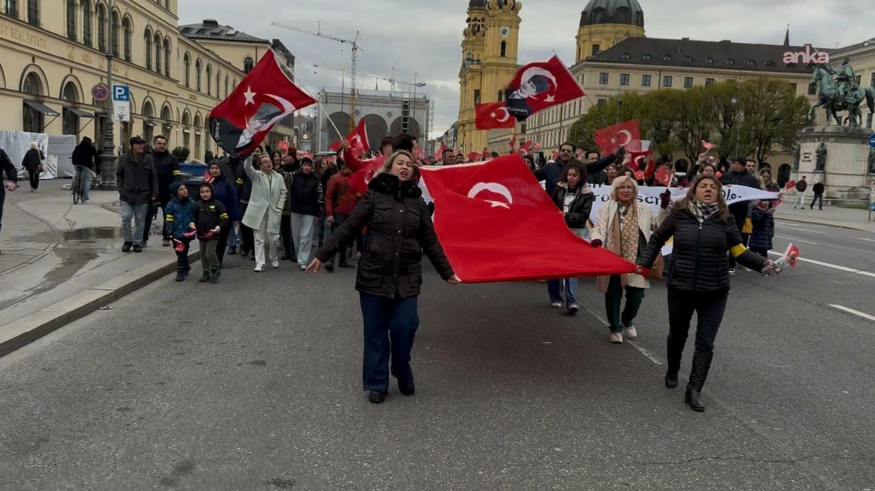 Münih’te coşkulu Cumhuriyet yürüyüşü