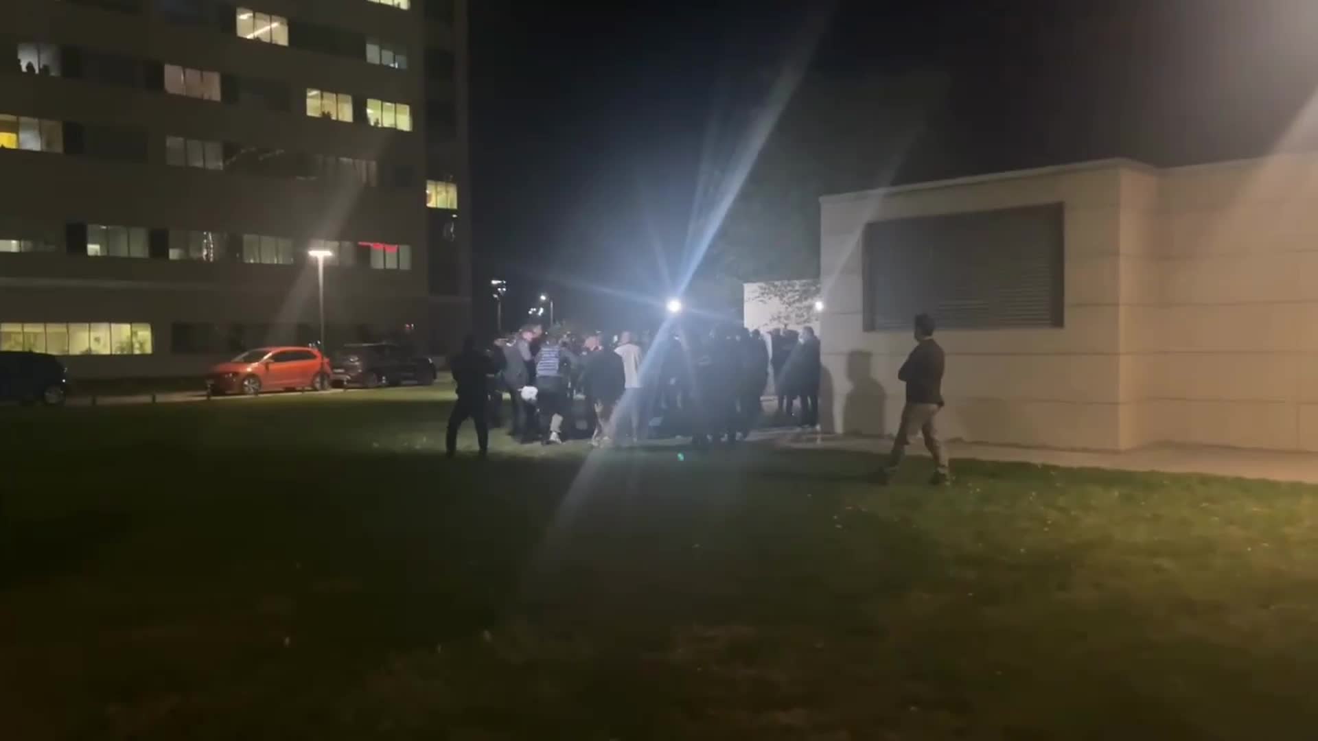 Hacettepe Üniversitesi'nde çıkan karşıt görüşlü öğrenciler arasındaki kavga sonrasında hastane önünde gerginlik
