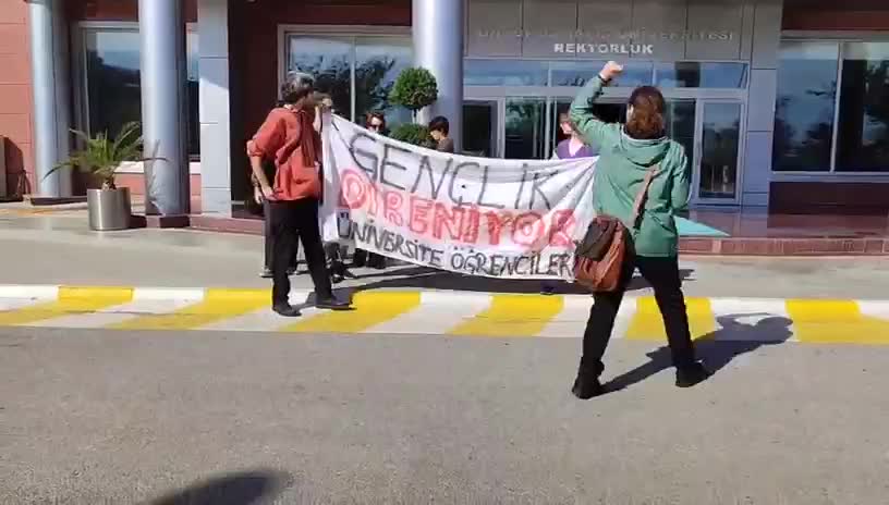 Ondokuz Mayıs Üniversitesi öğrencilerinden yemekhane zammı ve zorunlu banka kartı uygulamasına tepki: Üniversiteler bankalara peşkeş çekilemez