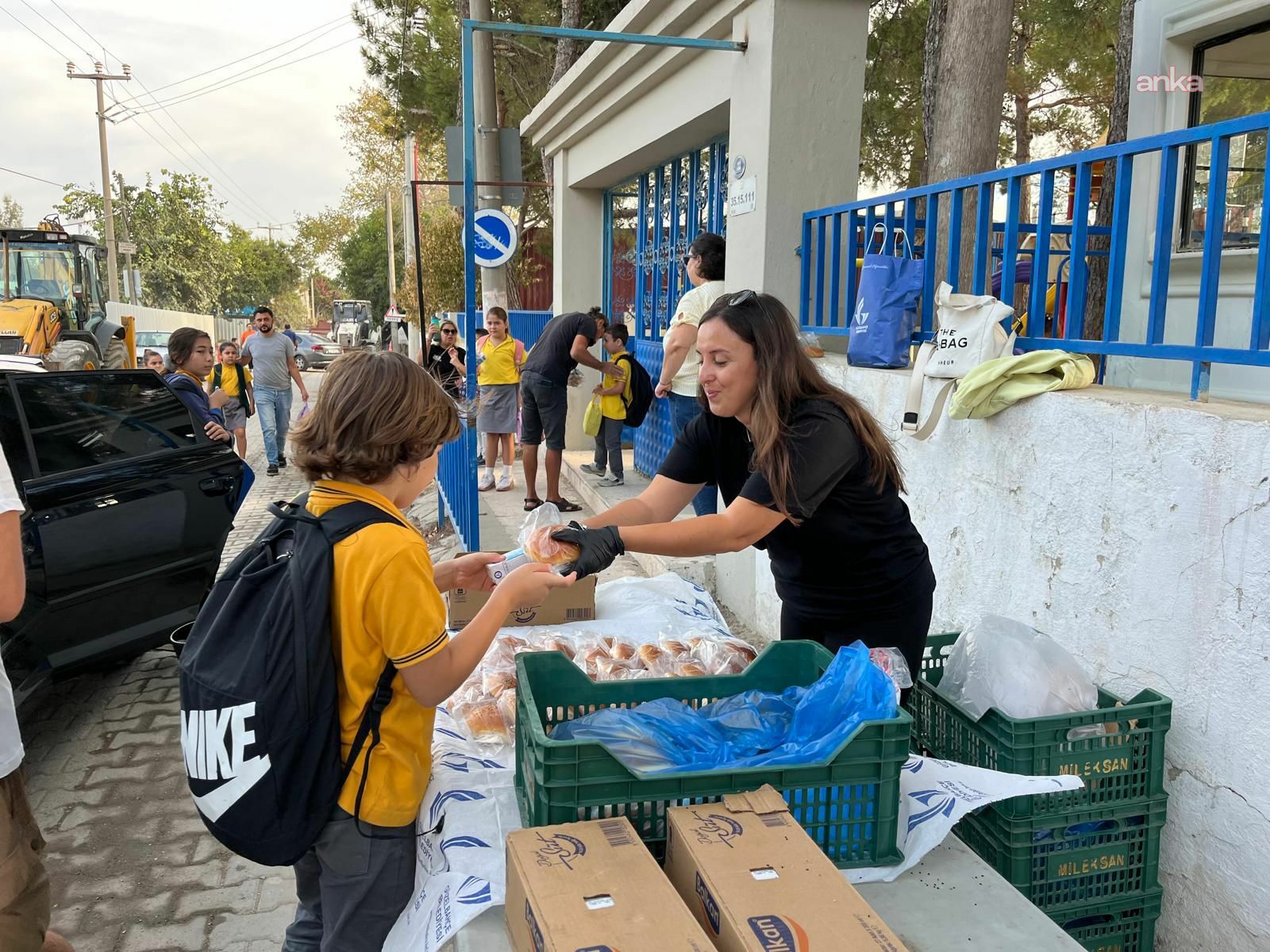 Güzelbahçe Belediyesi okulda Süt-Simit projesine devam ediyor