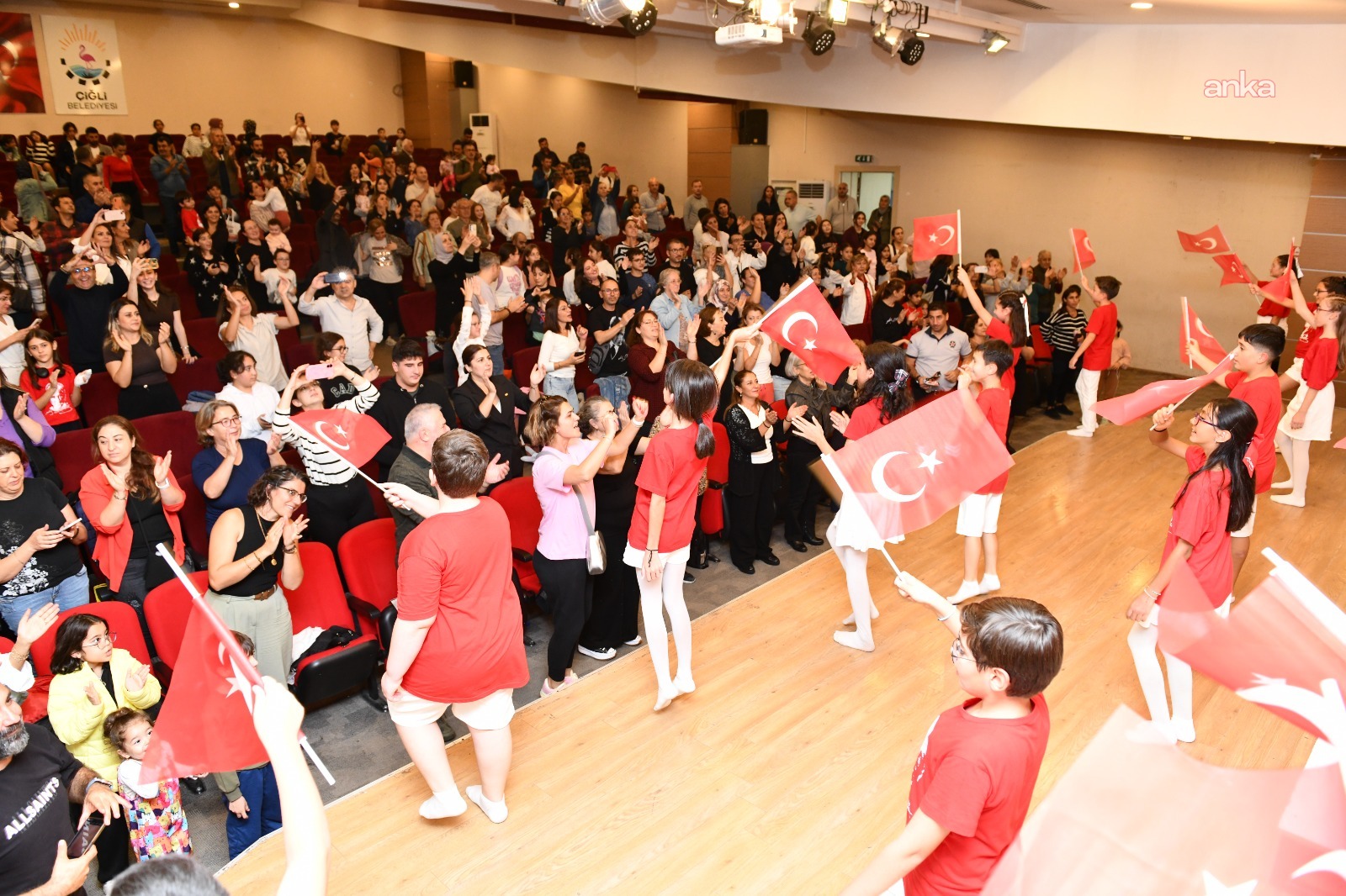 Çiğli Belediyesi Gençlik Tiyatrosu’ndan Cumhuriyet’e anlamlı oratoryo