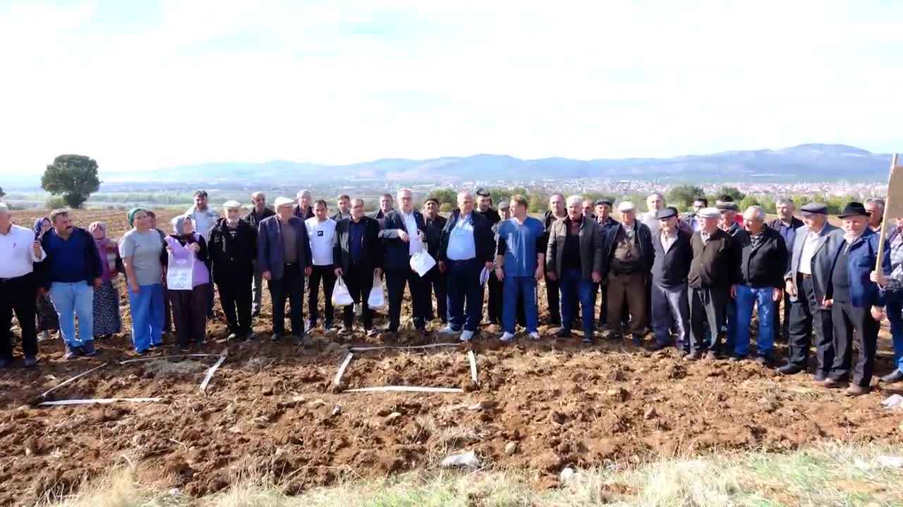 CHP Uşak Milletvekili Karaoba'dan Banaz'daki kamulaştırma bedeline tepki:  "Bir kilo domates bedeline bir metrekare alanı veriyorlar"