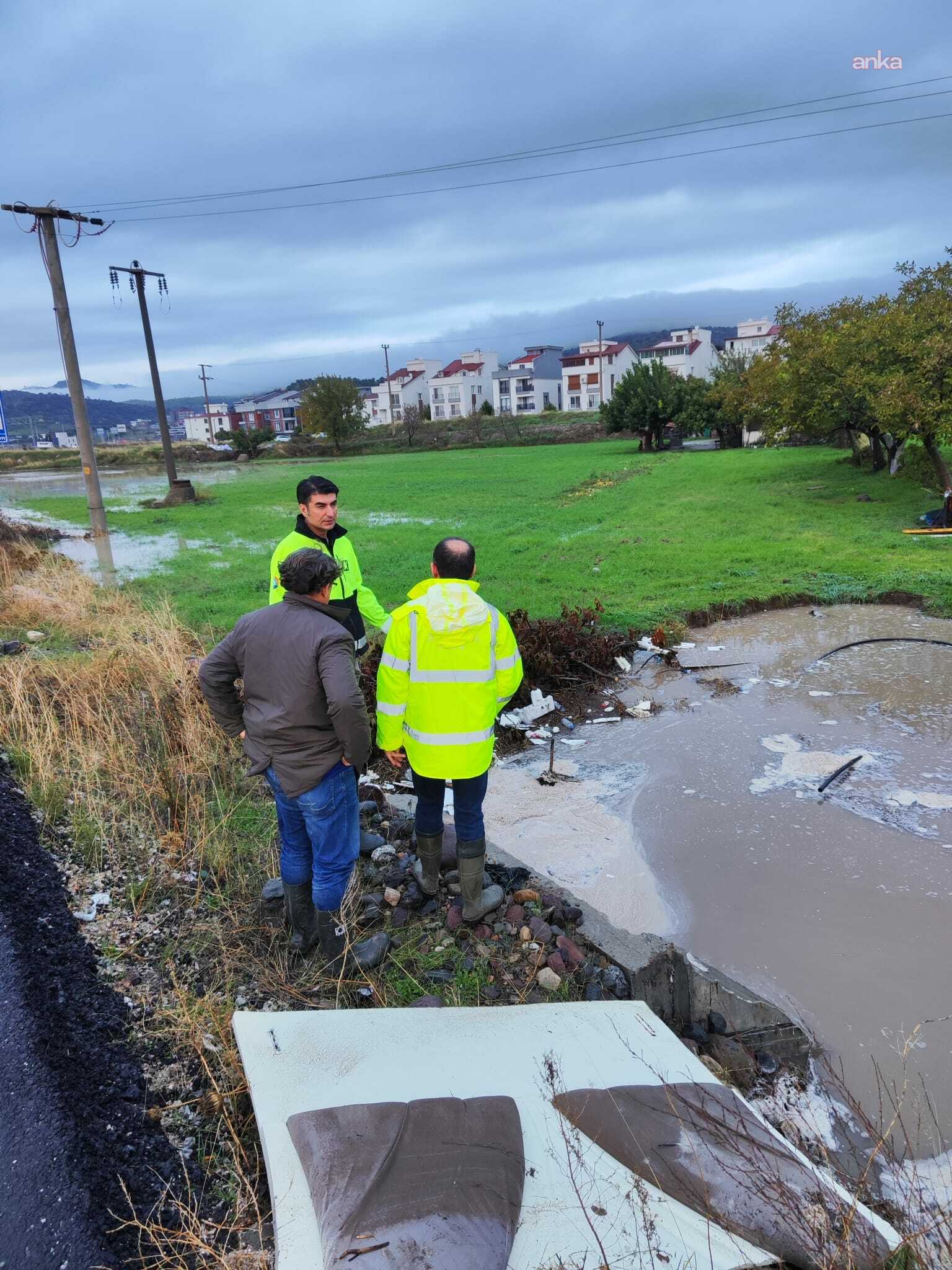 İzmir Büyükşehir Belediyesi ekipleri Bergama’da aşırı yağışlarla mücadele ediyor