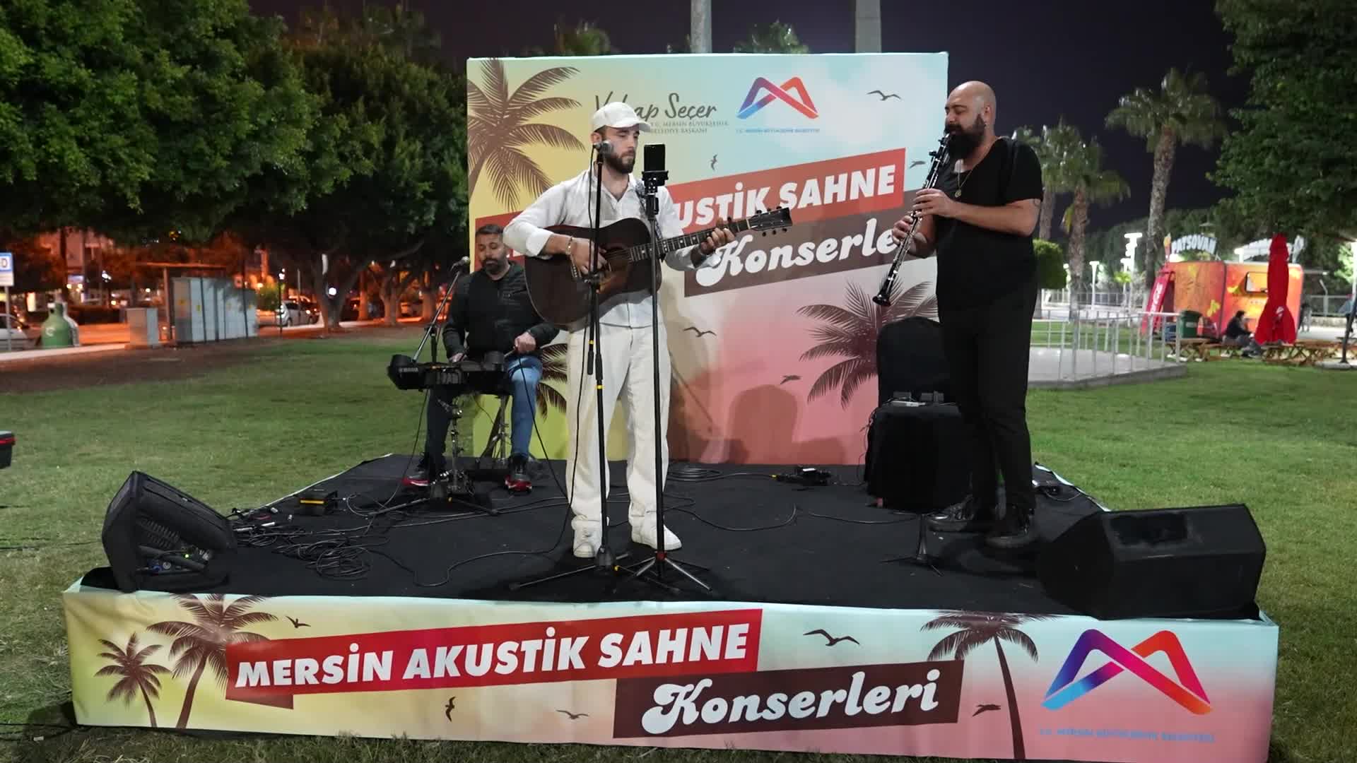 Mersin’de Akustik Sahne Konserleri yoğun ilgi görüyor