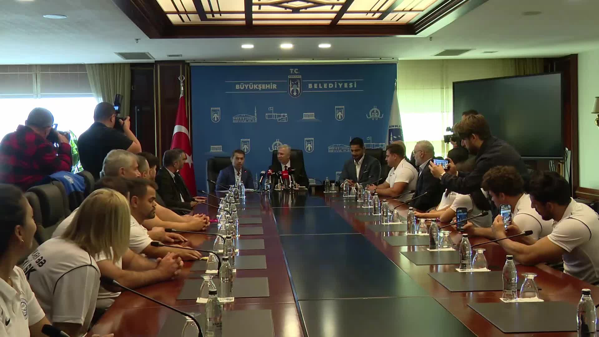 Mansur Yavaş: "Biz destek olacağız, sporcularımız da dünya rekorları, altın madalya getirmeye devam edecek"
