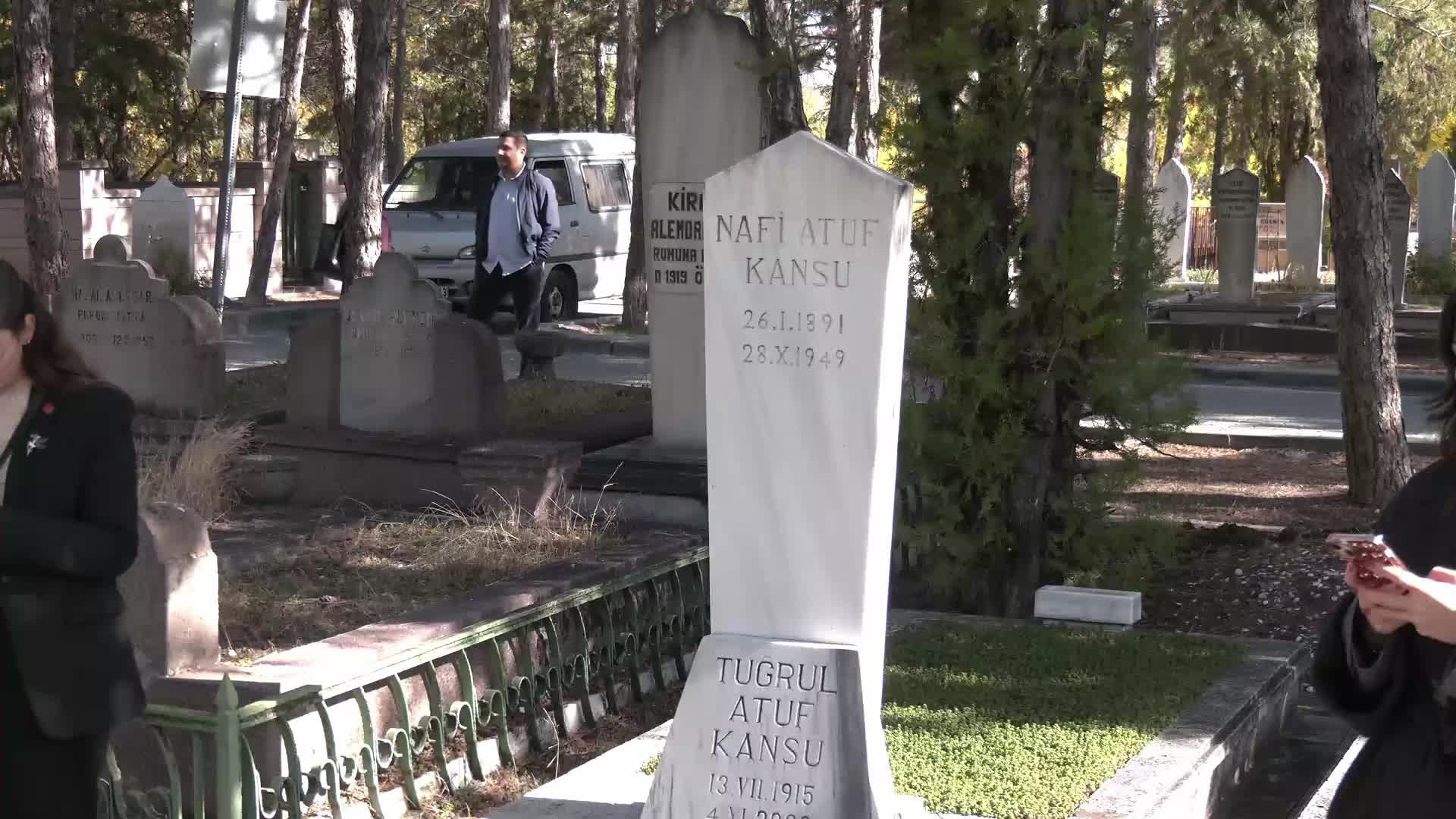 Nafi Atuf Kansu, mezarı başında anıldı... Suat Özçağdaş: "Yazdıklarıyla, kurduklarıyla, yaptıklarıyla Nafi Atuf Kansu gibi devlet adamlarına ihtiyacımız var"