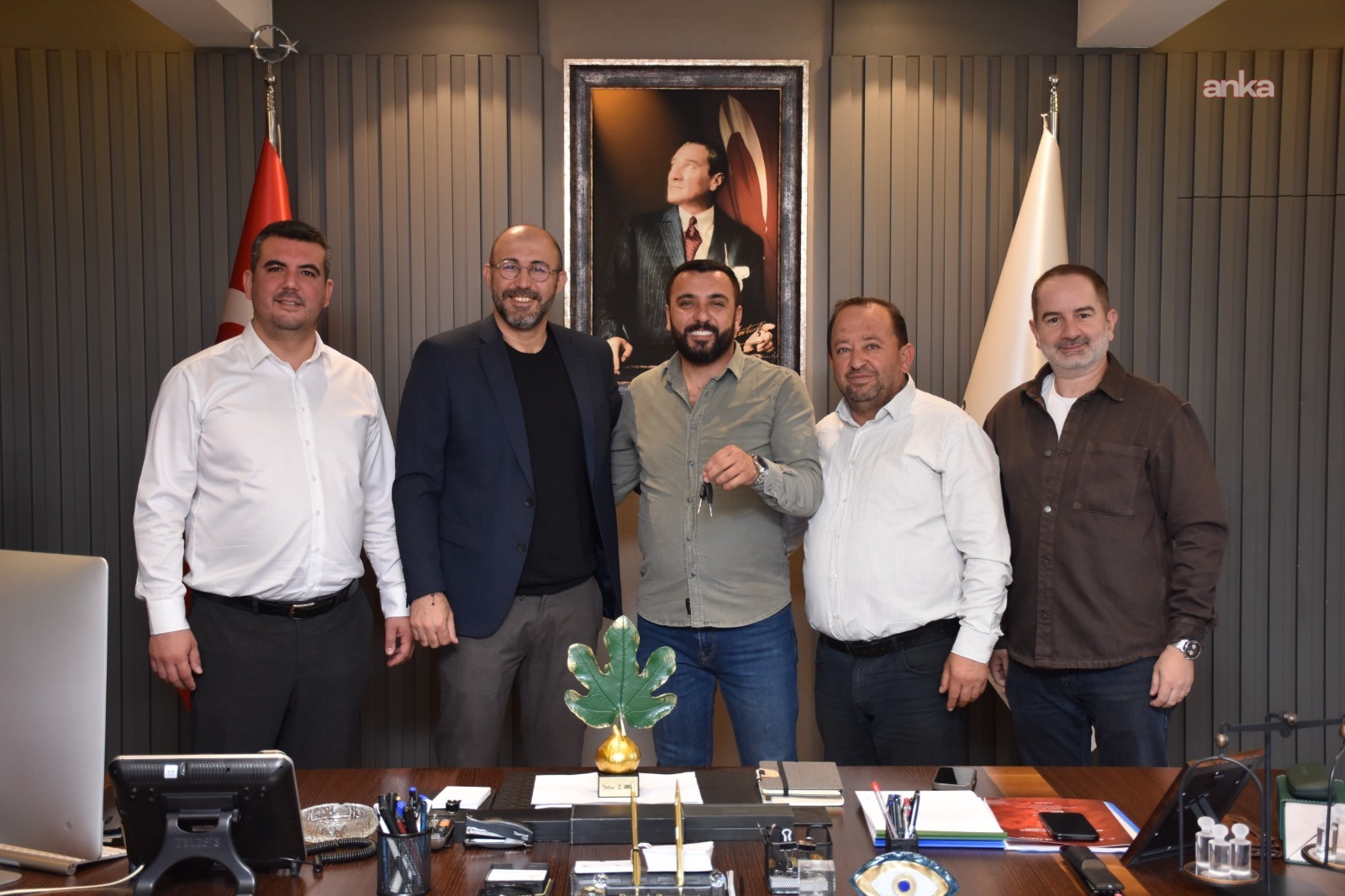 İncir Festivali’nin traktör talihlisi Kaya, anahtarını Germencik Belediye Başkanı Zencirci’den teslim aldı