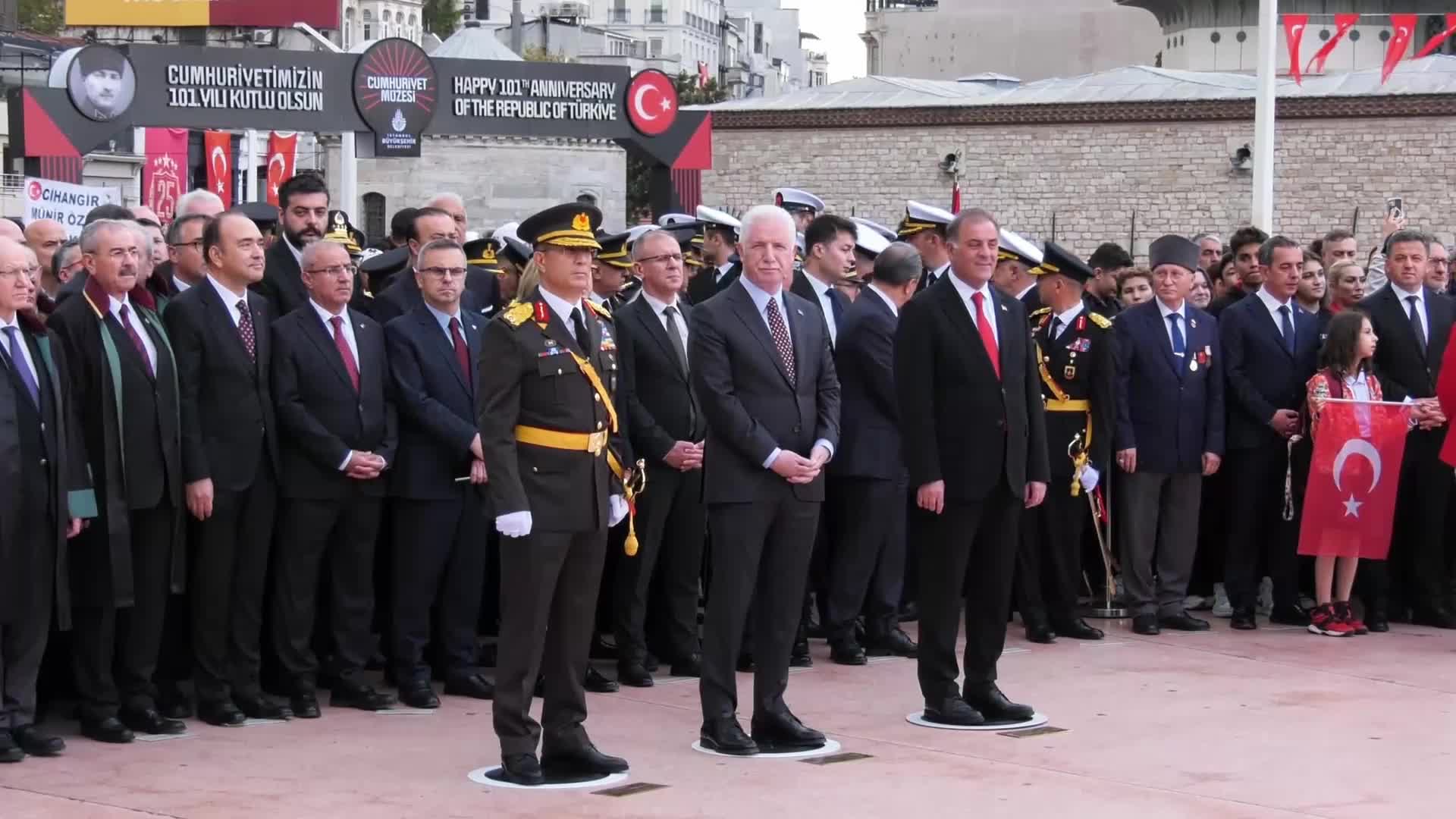 Taksim’de 29 Ekim Cumhuriyet Bayramı nedeniyle resmi tören yapıldı