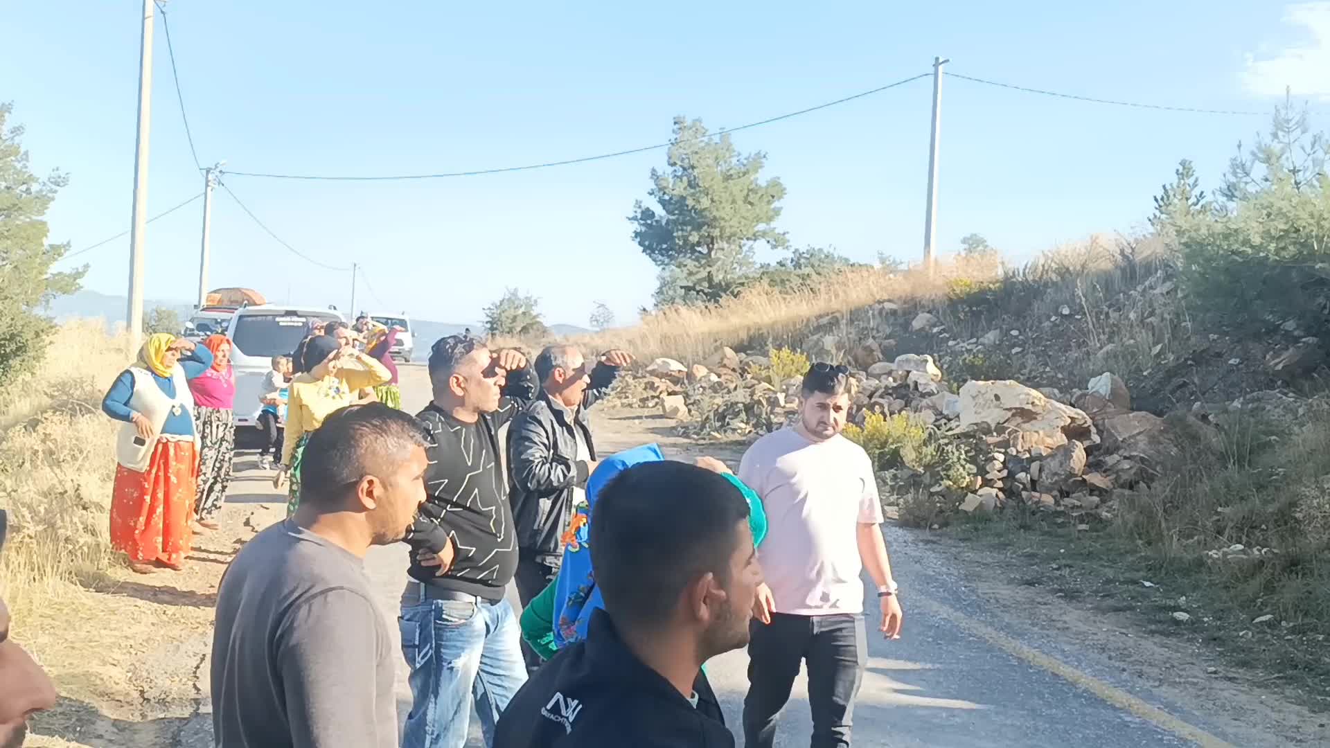 Karacasu'da traktörün şarampole yuvarlandığı yol, Bereketli Mahallesi sakinlerini isyan ettirdi