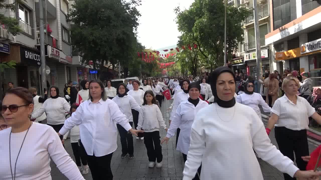 Soma’da cumhuriyet coşkusu... 5 bin öğrencinin ortak gösterisi büyük ilgi gördü