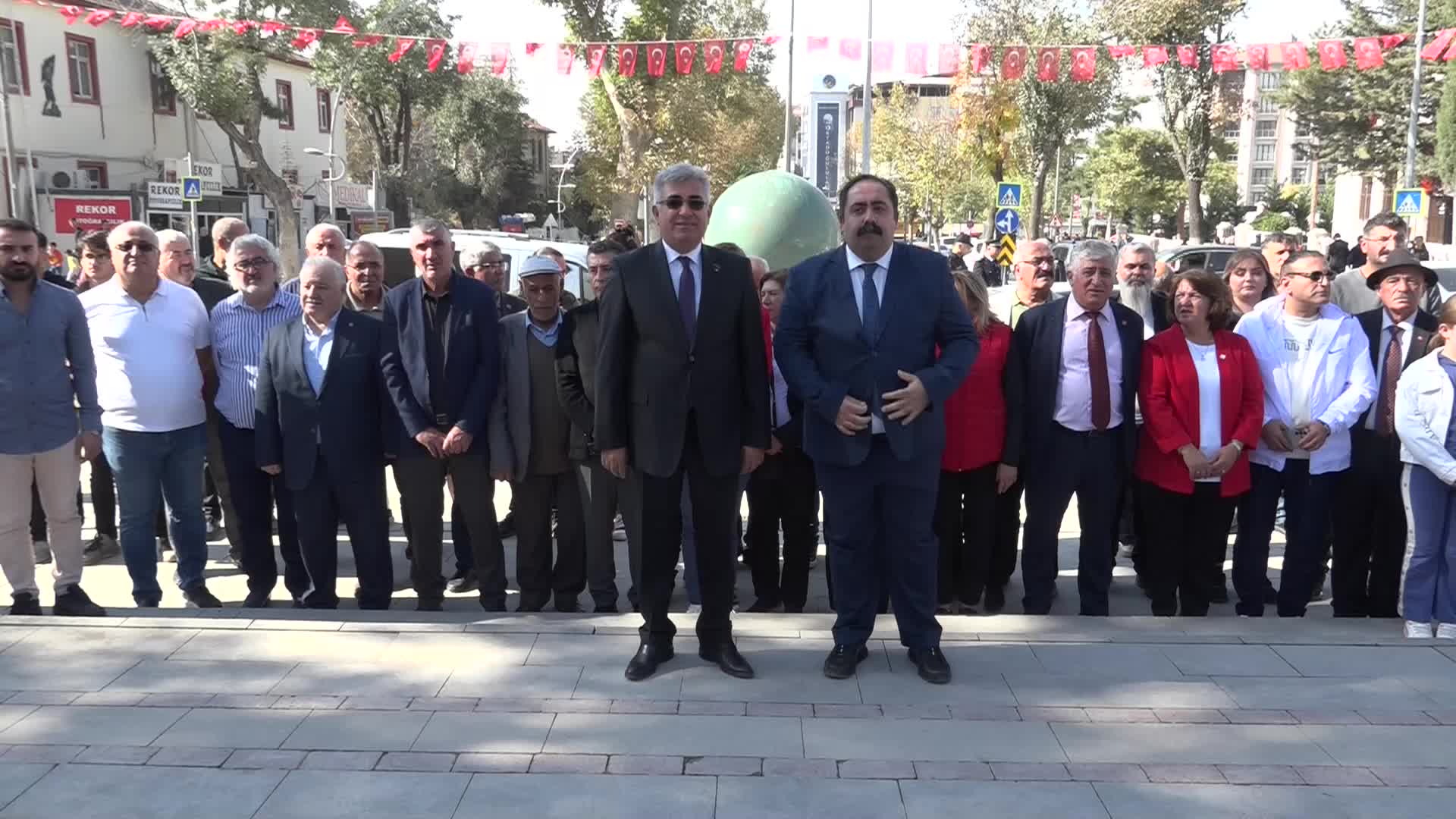 CHP Malatya İl Başkanlığı ve Eğitim-İş’ten alternatif çelenk sunumu: “Birliğimize gölge düşüren bu uygulama kaldırılsın”
