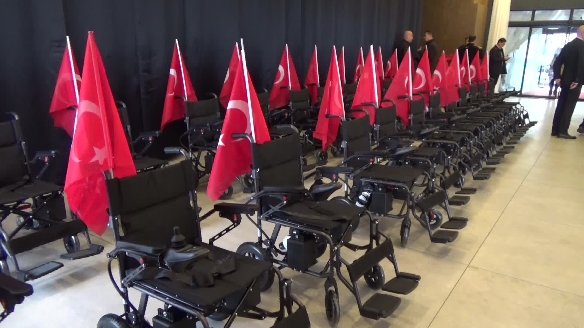 Edirne’de ihtiyaç sahibi 30 engelliye akülü sandalye dağıtıldı