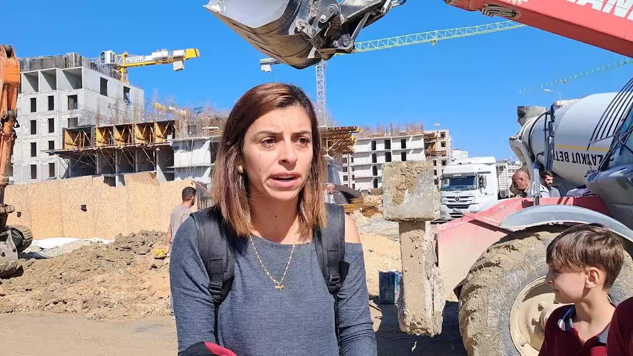 Hatay’da öğrenciler çamurlu yolda düşe kalka okula gidiyor: “Artık yeter, sesimizi duyun”