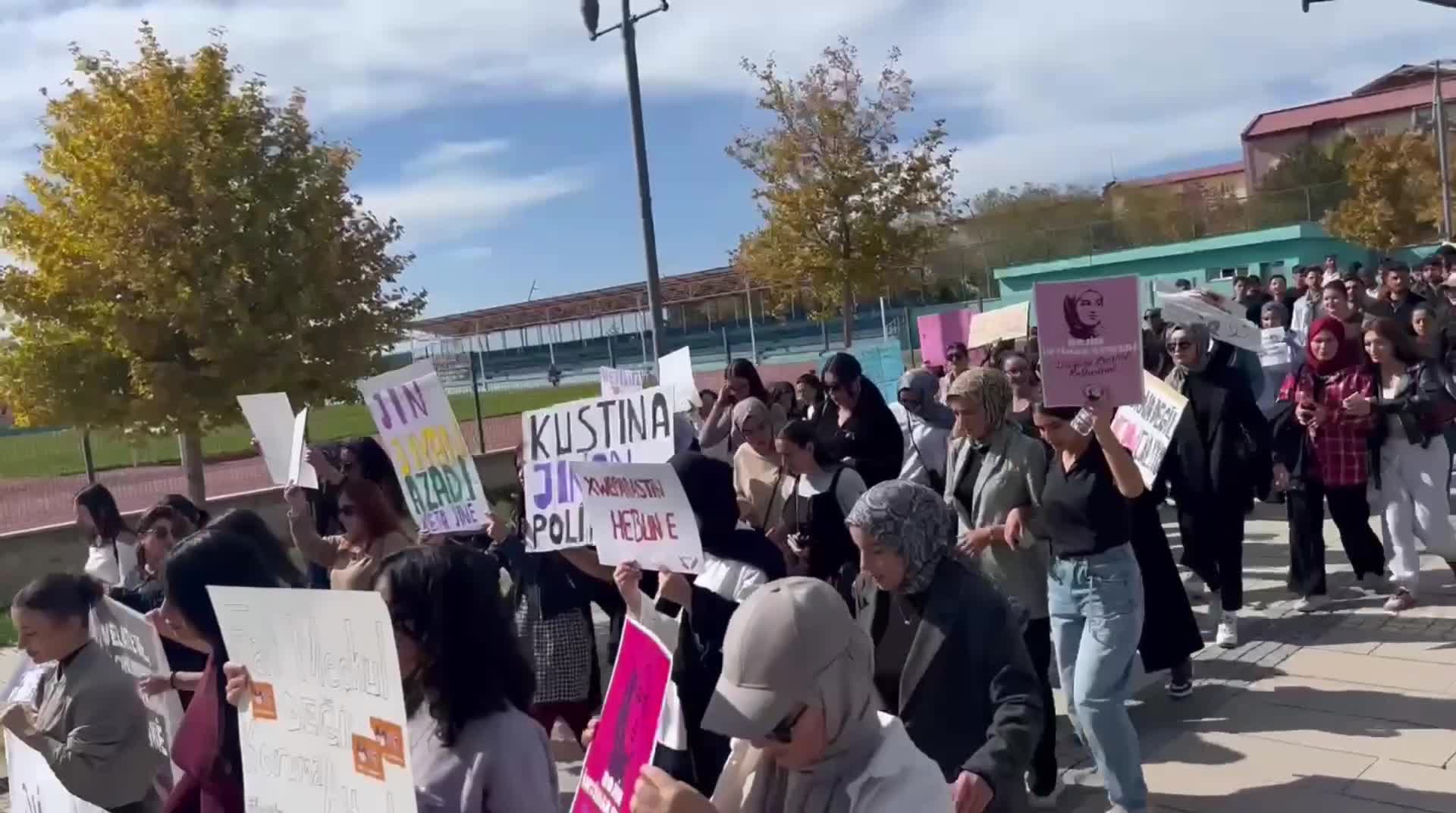 Van Yüzüncü Yıl Üniversitesi'nde Rojin Kabaiş eylemi 16. gününde