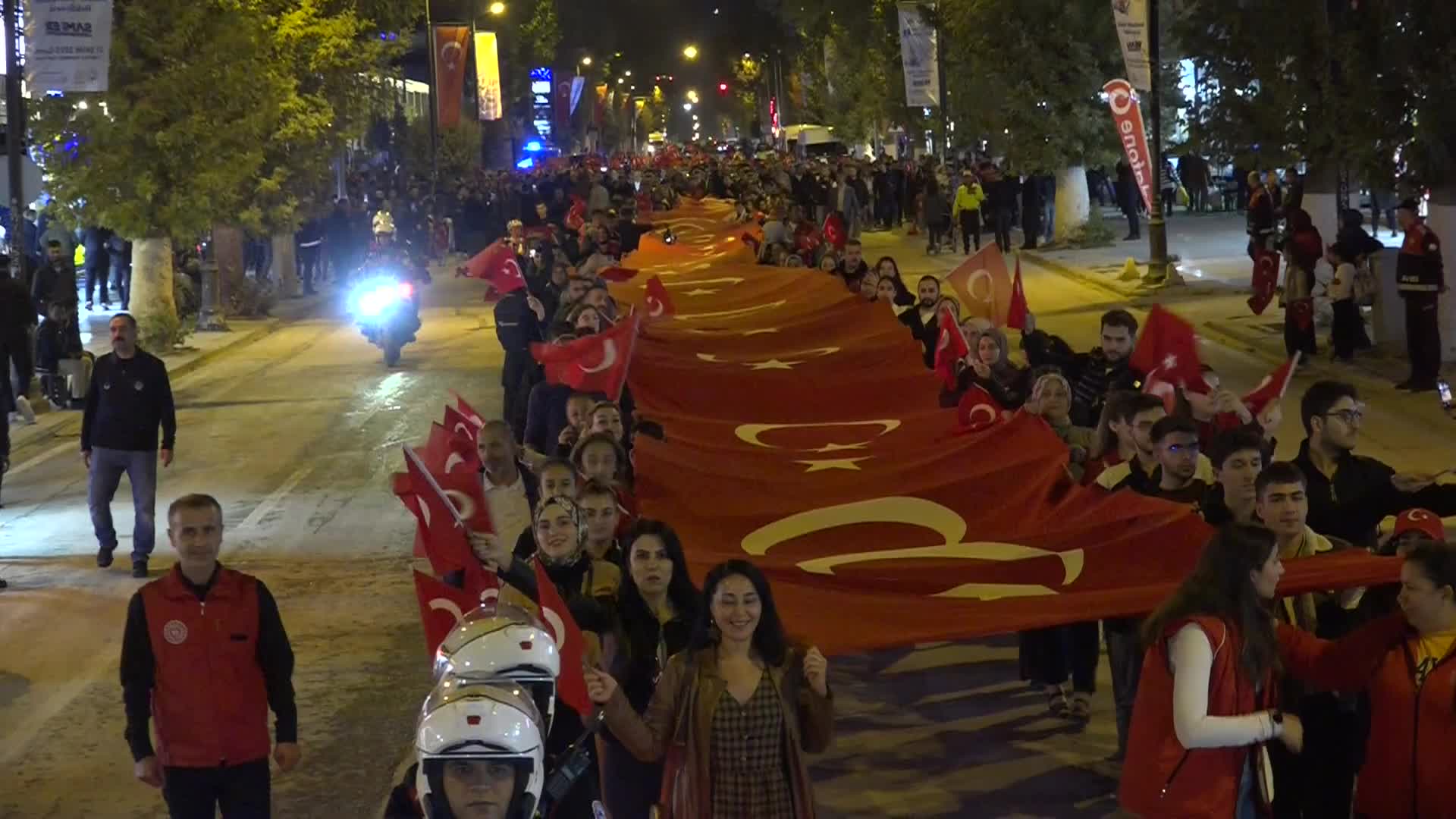 Malatya’da Cumhuriyet Bayramı kutlamalarında 70 metrelik bayrakla yürüyüş