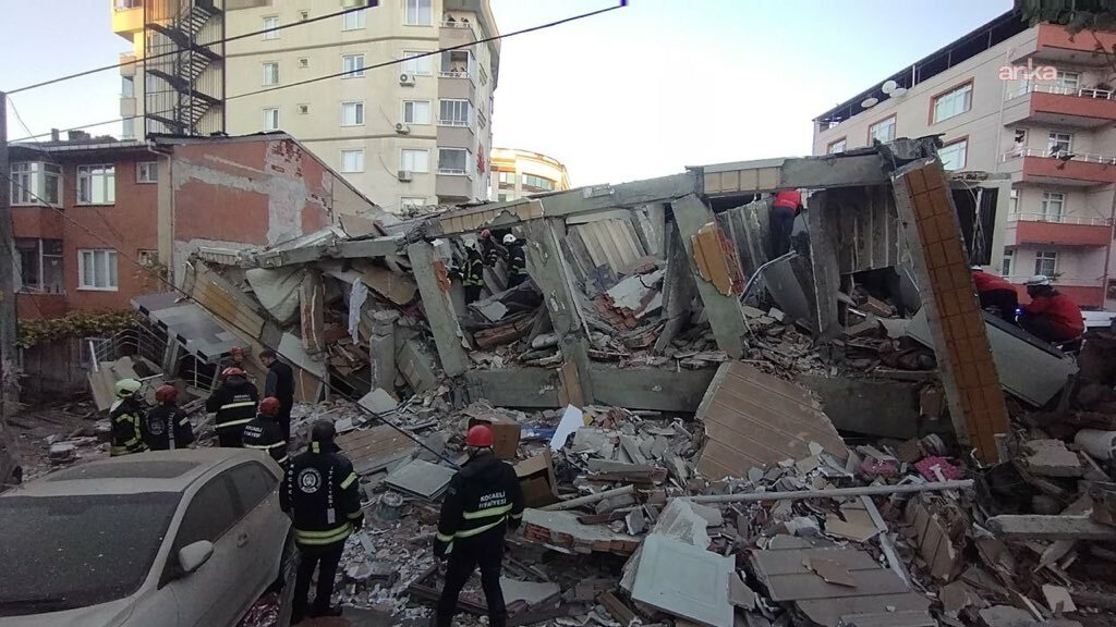 Kocaeli'de 6 katlı bina çöktü