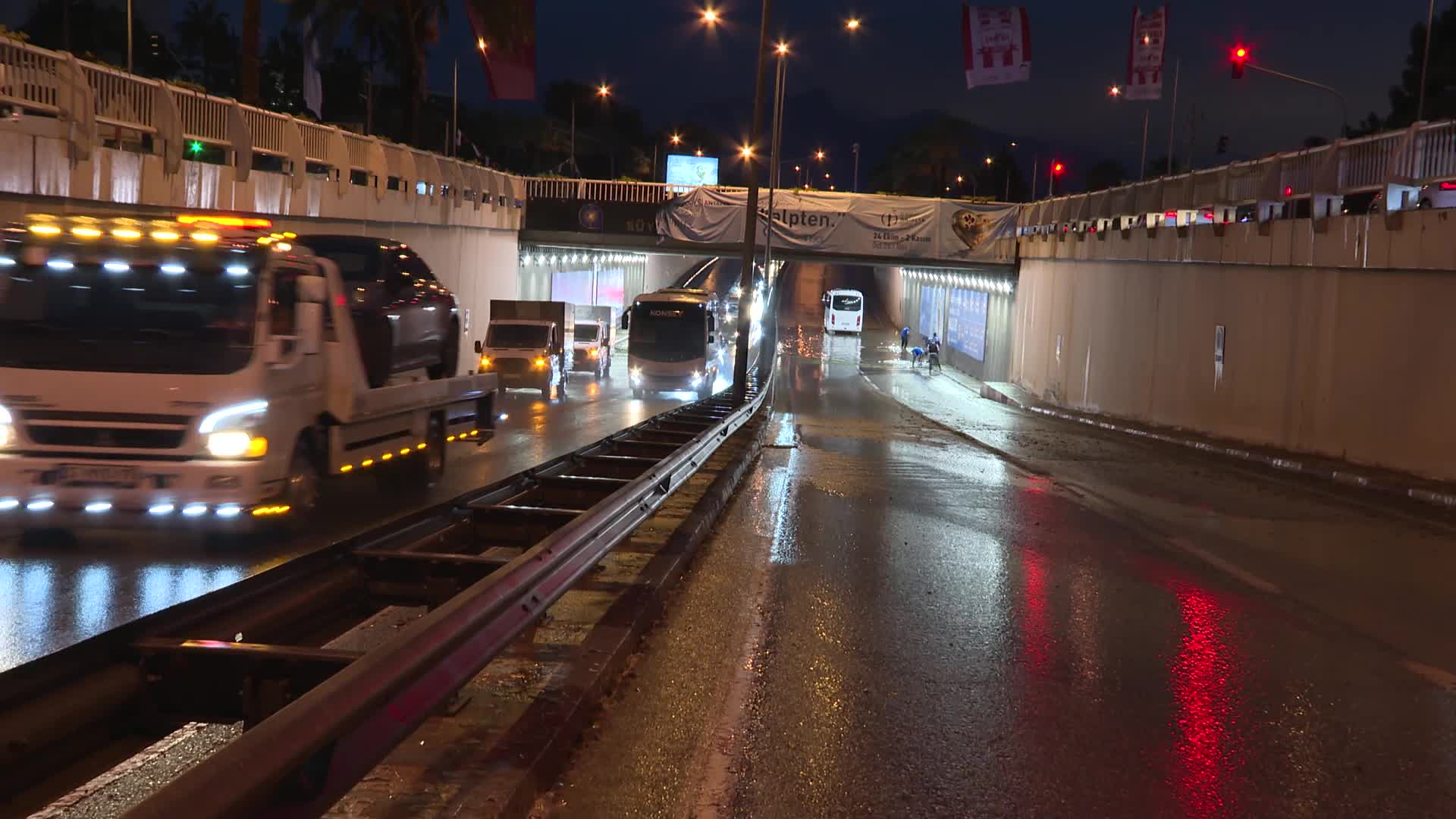 Antalya Büyükşehir Belediyesi'nden yağışın yarattığı olumsuzluklara hızlı müdahale