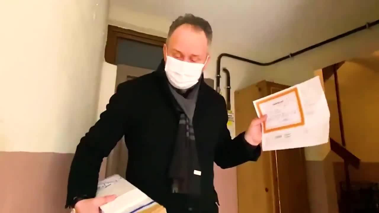 AKP'Lİ İL BAŞKANI KAP KAPI DOLAŞIP KARNE DAĞITTI