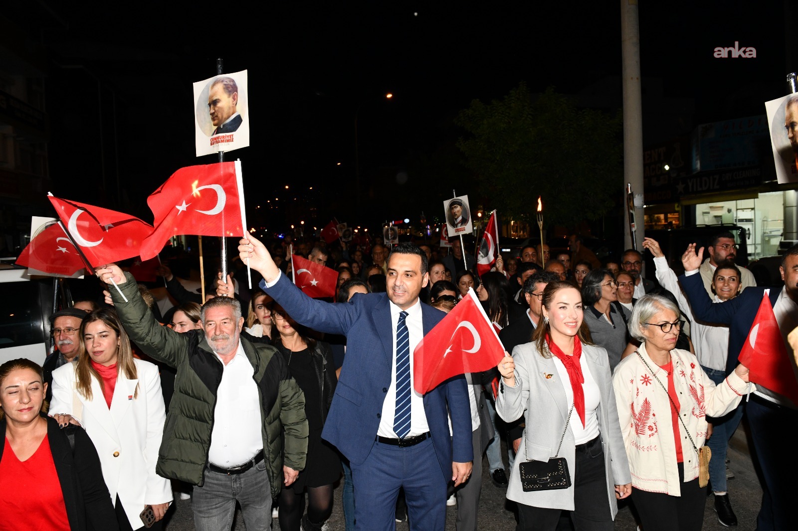 Çiğli’de düzenlenen “İstiklalden İstikbale Büyük Cumhuriyet Yürüyüşü ”ne yoğun katılım